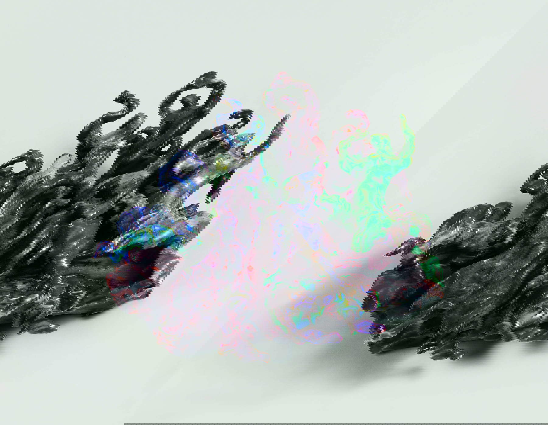 Lucio Fontana, Battaglia (1947 ; terre cuite émaillée, peinte et vernissée : amarante, bleu et turquoise, 15 x 39 x 21,5 cm ; St. Moritz, Karsten Greve) &copy; Fondazione Lucio Fontana, Milan, by SIAE 2025