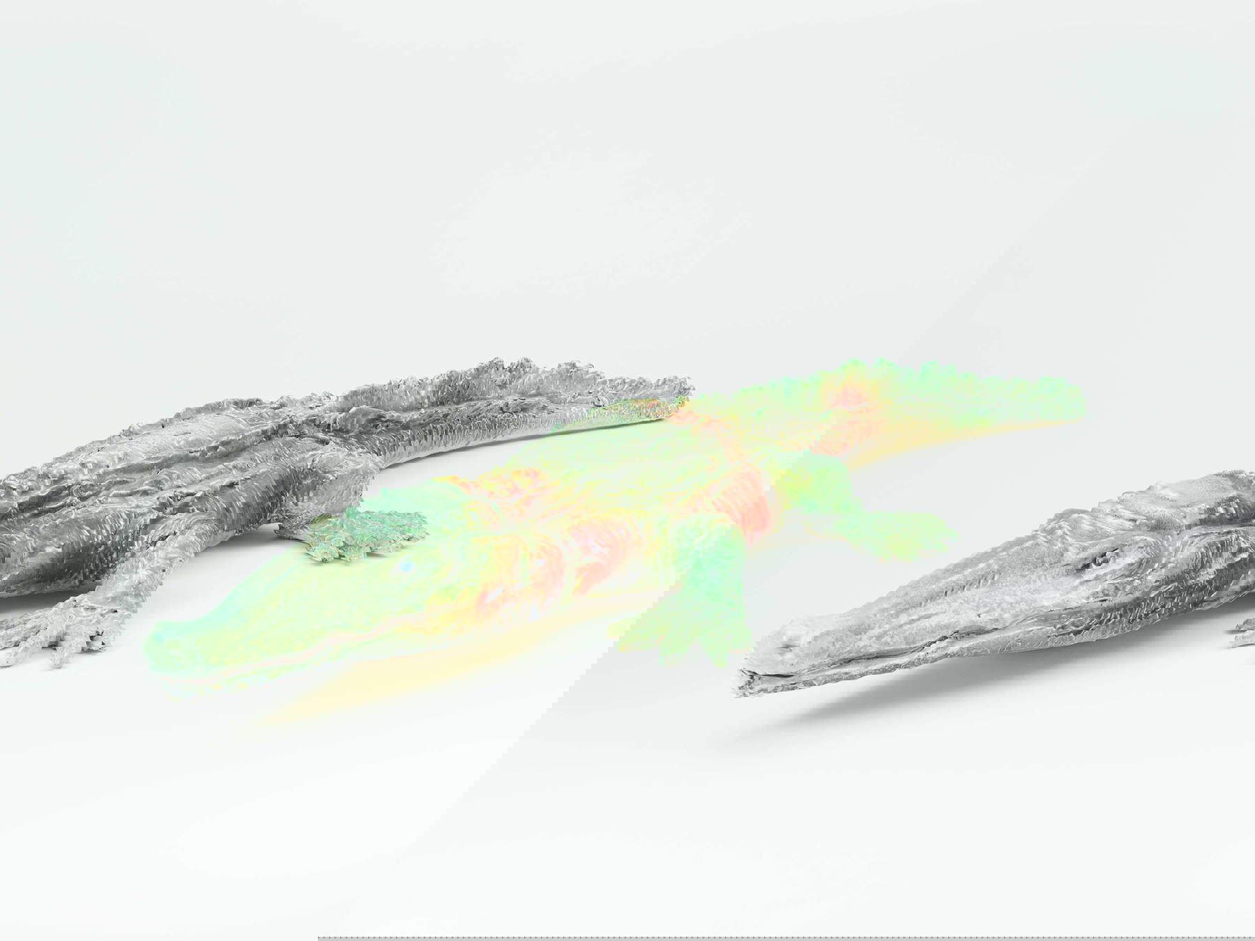 Lucio Fontana, Crocodile (1936-37 ; terre cuite vernissée et peinte : vert, rouge et jaune, 18 x 130 x 42 cm ; St. Moritz, Karsten Greve) &copy; Fondazione Lucio Fontana, Milan, by SIAE 2025