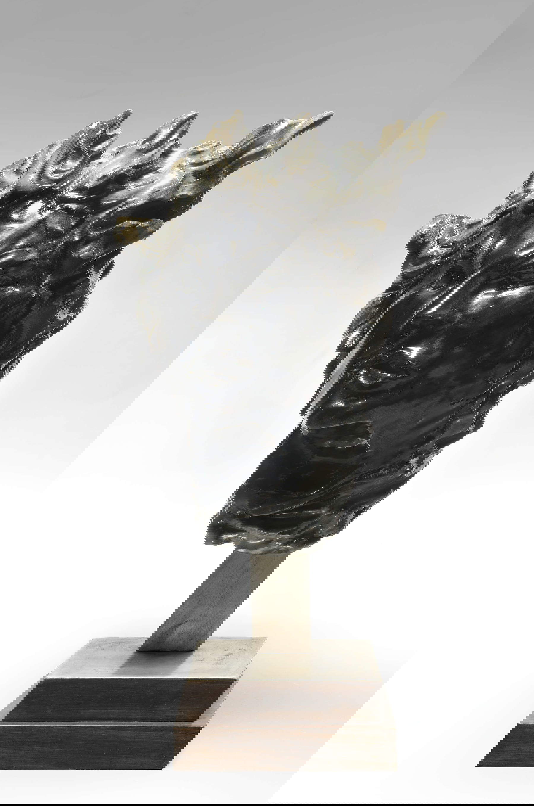 Lucio Fontana, Méduse (1938-1939 ; terre cuite vernissée, peinte et vernissée, noire et grise, 38 x 28 x 15 cm ; Vérone, Palazzo Maffei Fondazione Carlon) &copy; Fondazione Lucio Fontana, Milan, by SIAE 2025