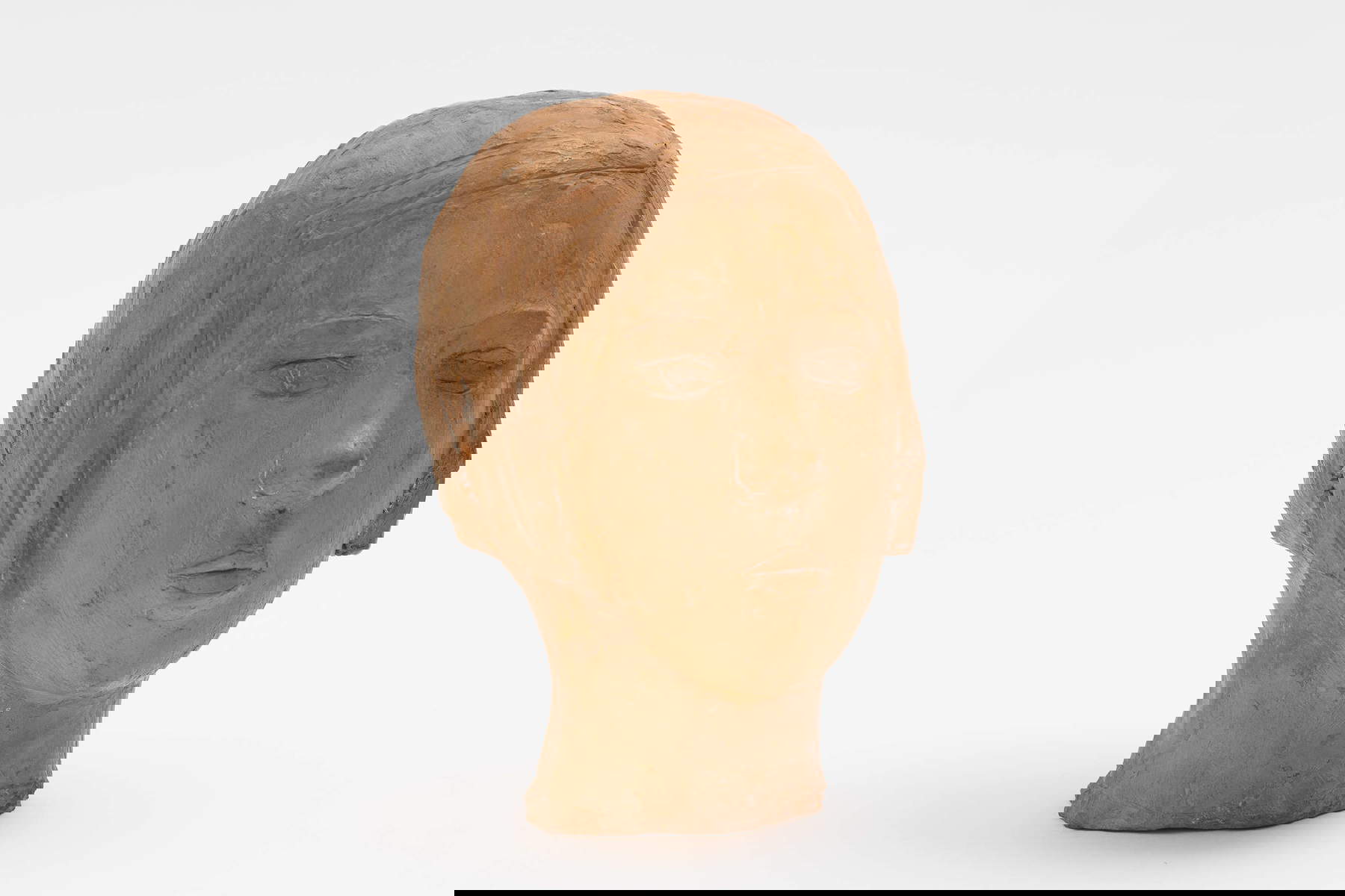 Lucio Fontana, Portrait d'une jeune fille (1931 ; graffito en terre cuite, 20,5 x 14 x 16 cm ; Milan, Fondazione Lucio Fontana) &copy; Fondazione Lucio Fontana, Milan, by SIAE 2025