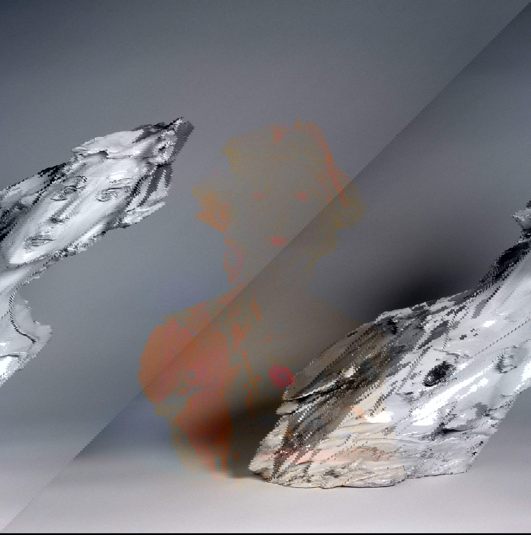 Lucio Fontana, Portrait d'Esa (terre cuite vernissée et peinte et pierre rose appliquée : blanc, brun et rose, 57 x 43 x 27 cm ; Collection privée) &copy; Fondazione Lucio Fontana, Milan, par SIAE 2025