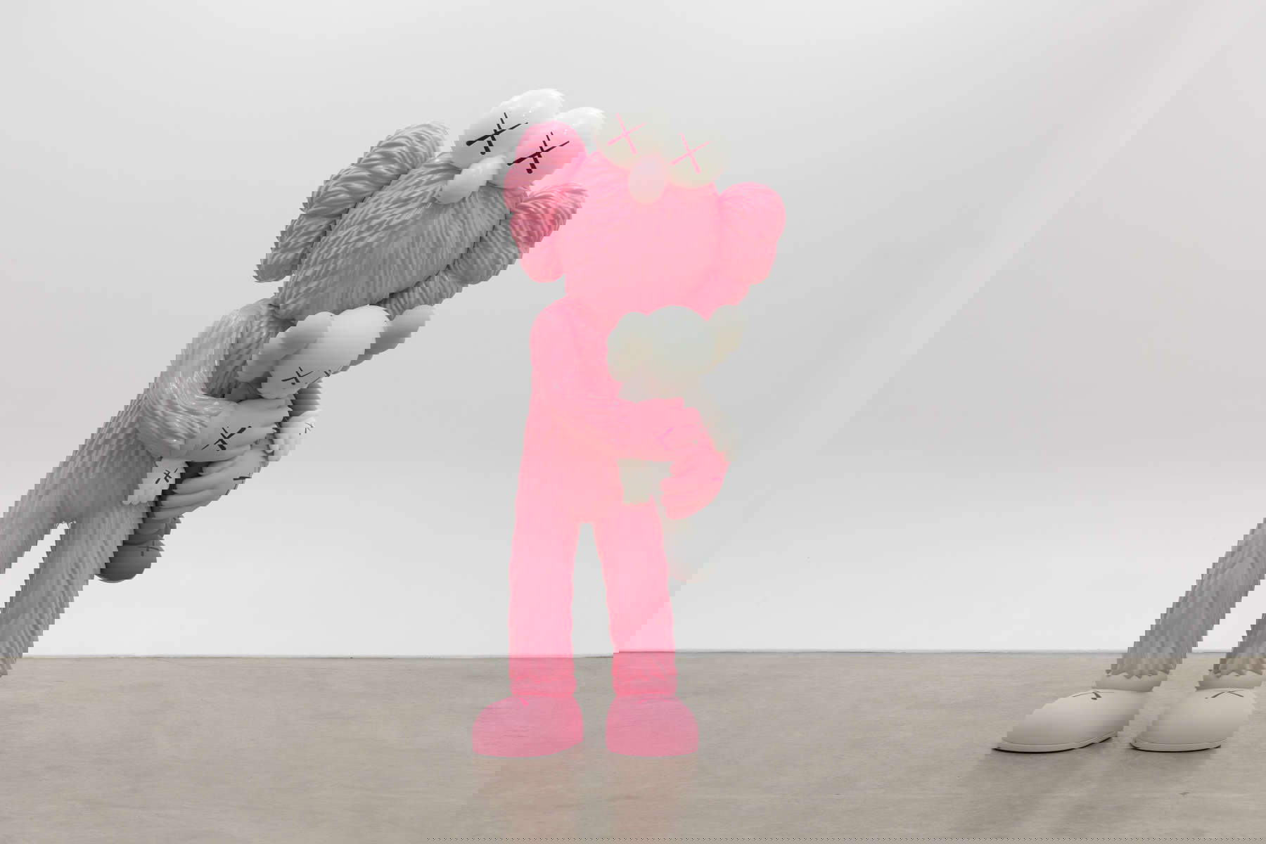 KAWS, Take (2021; bronce y pintura, 189,2 x 91,9 x 72,4 cm, ed. 1/1). Foto: Galerie Max Hetzler KAWS, Take (2021; bronce y pintura, 189,2 x 91,9 x 72,4 cm, ed. 1/1). Foto: Galerie Max Hetzler