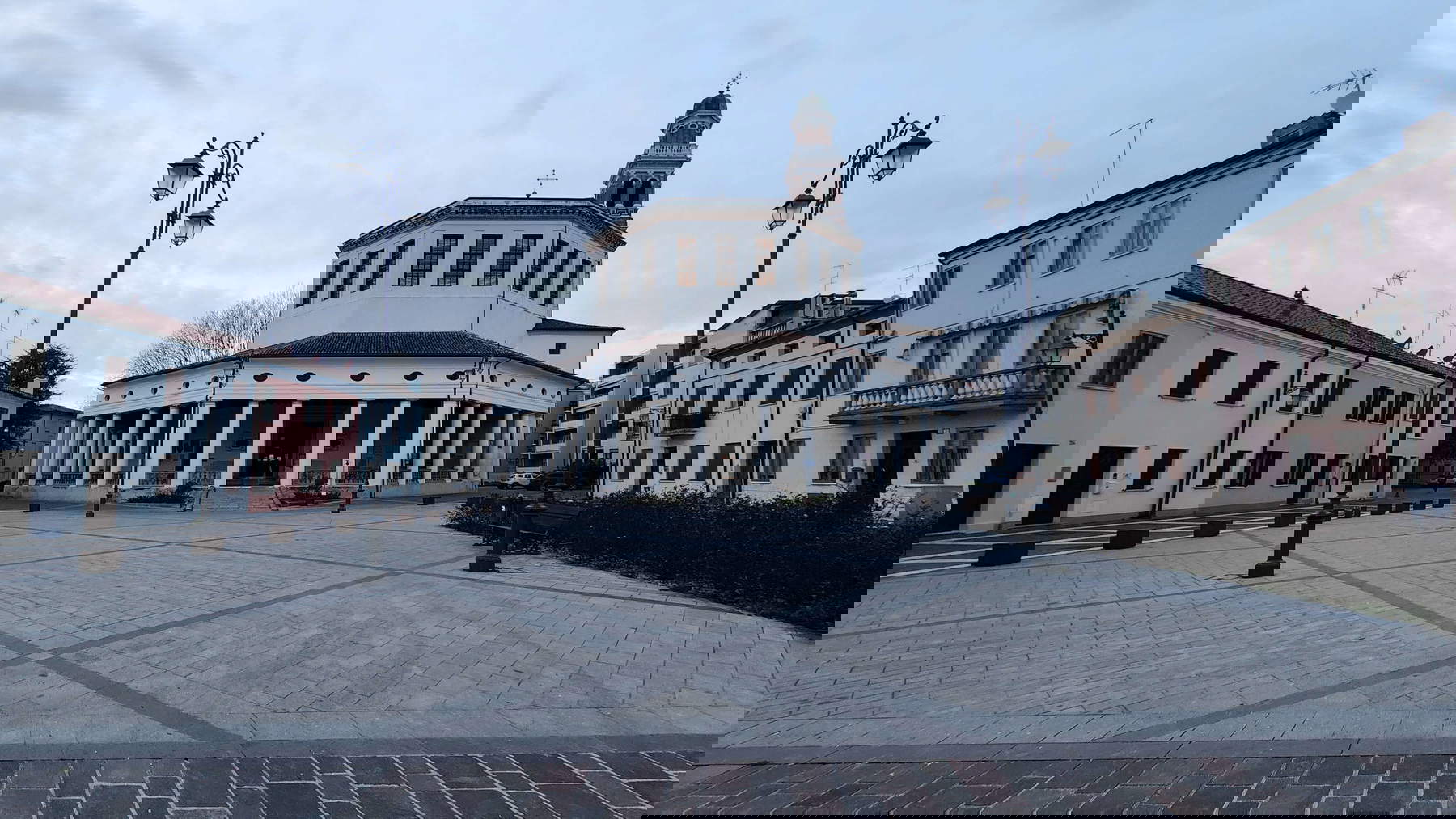 La Rotonda de Rovigo, lateral de la Piazza XX Settembre La Rotonda de Rovigo, lateral de la Piazza XX Settembre