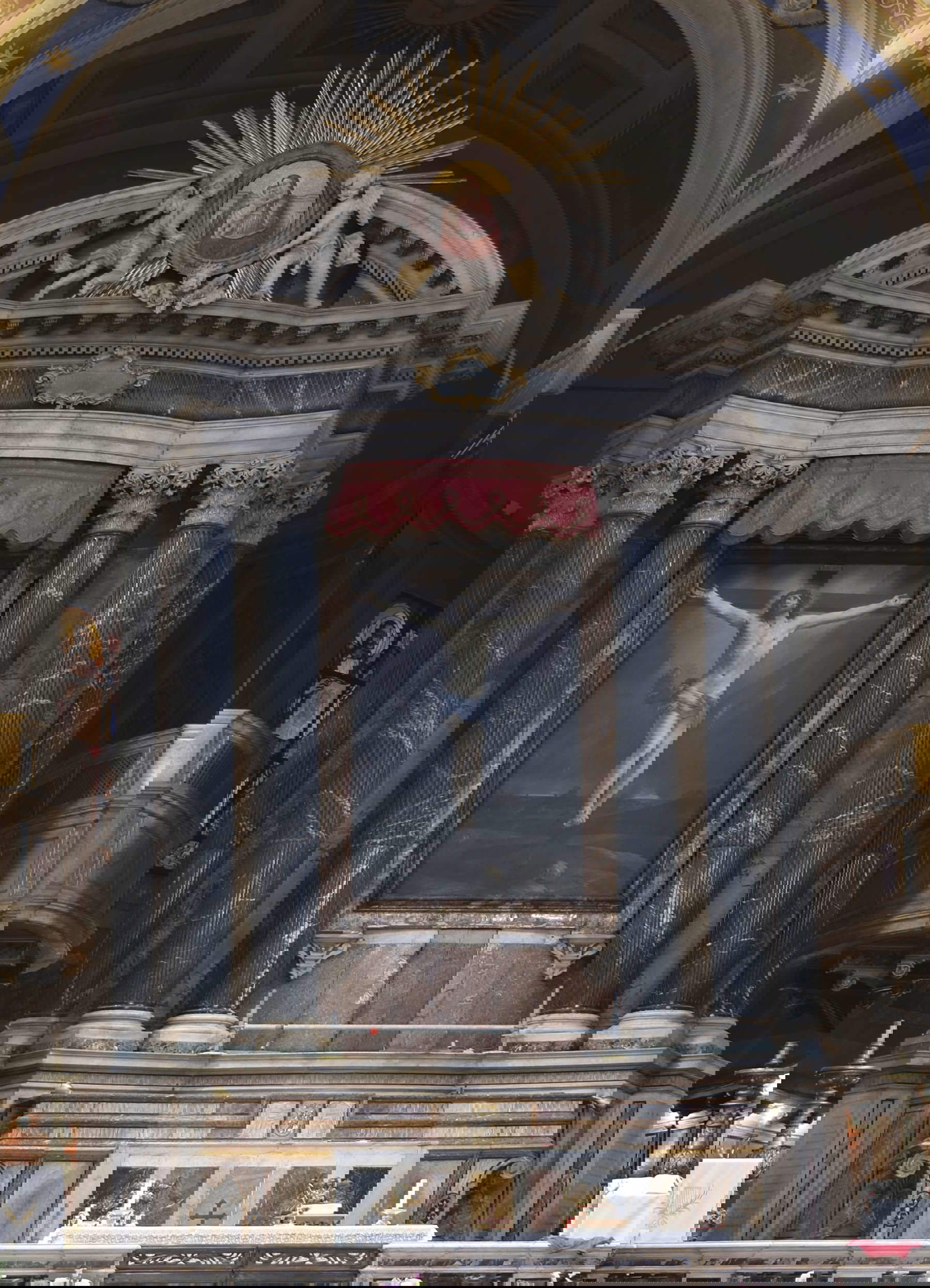 Altare maggiore di Carlo Rainaldi con la Crocifissione di Guido Reni, chiesa di San Lorenzo in Lucina, Roma Altare maggiore di Carlo Rainaldi con la Crocifissione di Guido Reni, chiesa di San Lorenzo in Lucina, Roma