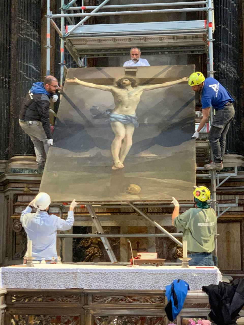 Inizio del restauro con la rimozione della tela dall’altare (15 aprile 2024) Inizio del restauro con la rimozione della tela dall’altare (15 aprile 2024)