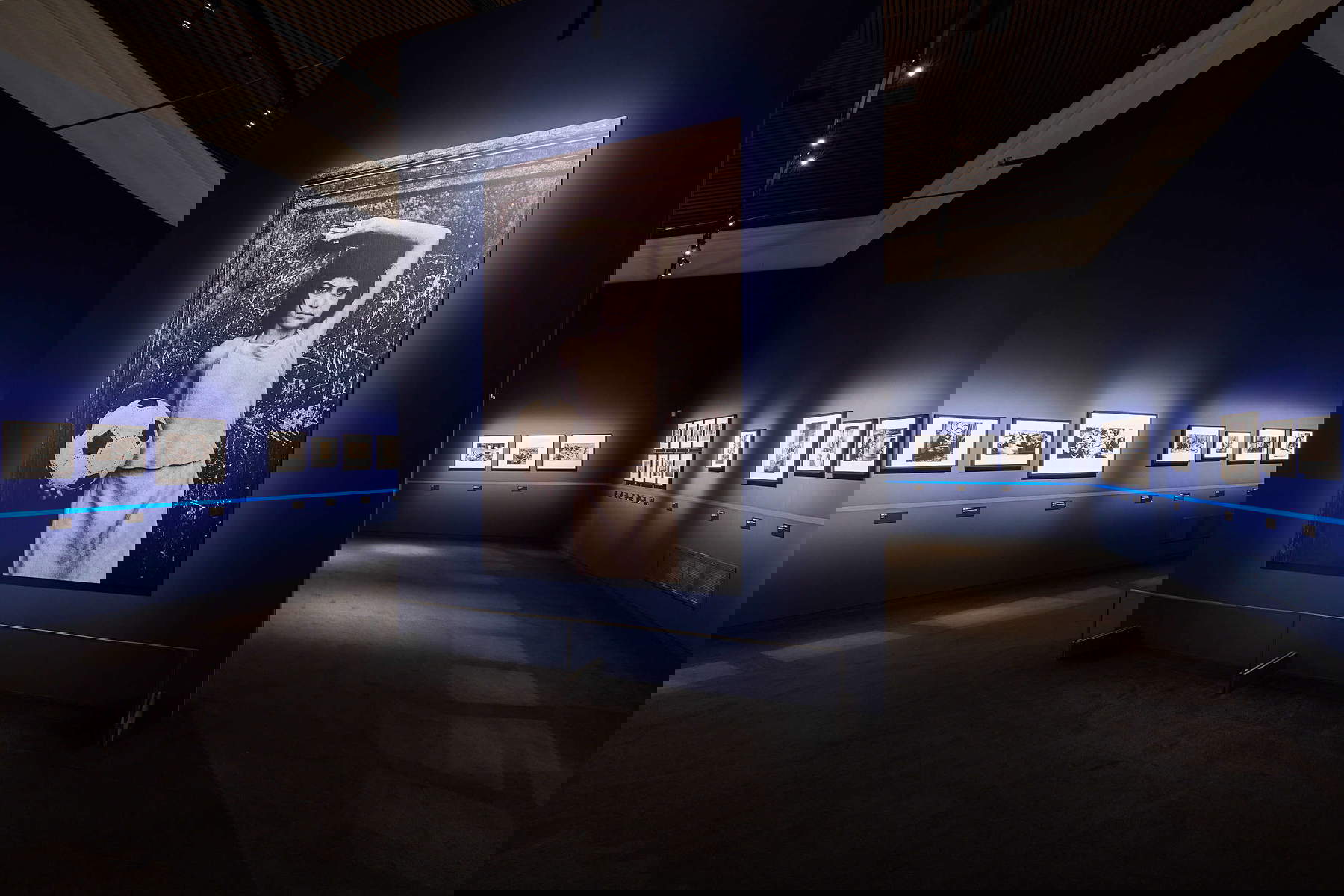 Allestimenti della mostra Letizia Battaglia. L'opera: 1970-2020, Forlì, Museo Civico San Domenico, 2025. Foto: Emanuele Rambaldi Allestimenti della mostra Letizia Battaglia. L'opera: 1970-2020, Forlì, Museo Civico San Domenico, 2025. Foto: Emanuele Rambaldi