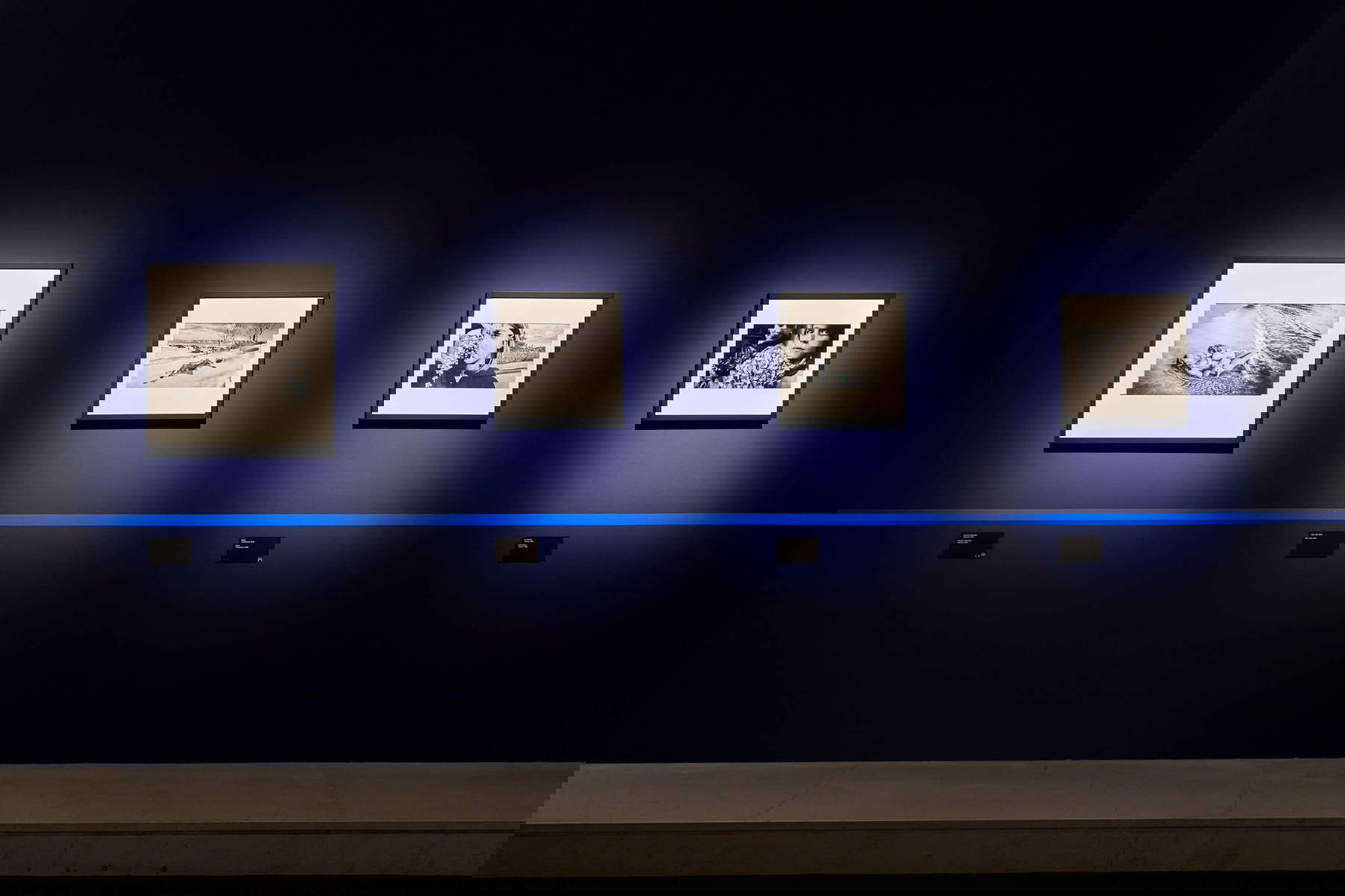 Allestimenti della mostra Letizia Battaglia. L'opera: 1970-2020, Forlì, Museo Civico San Domenico, 2025. Foto: Emanuele Rambaldi Allestimenti della mostra Letizia Battaglia. L'opera: 1970-2020, Forlì, Museo Civico San Domenico, 2025. Foto: Emanuele Rambaldi