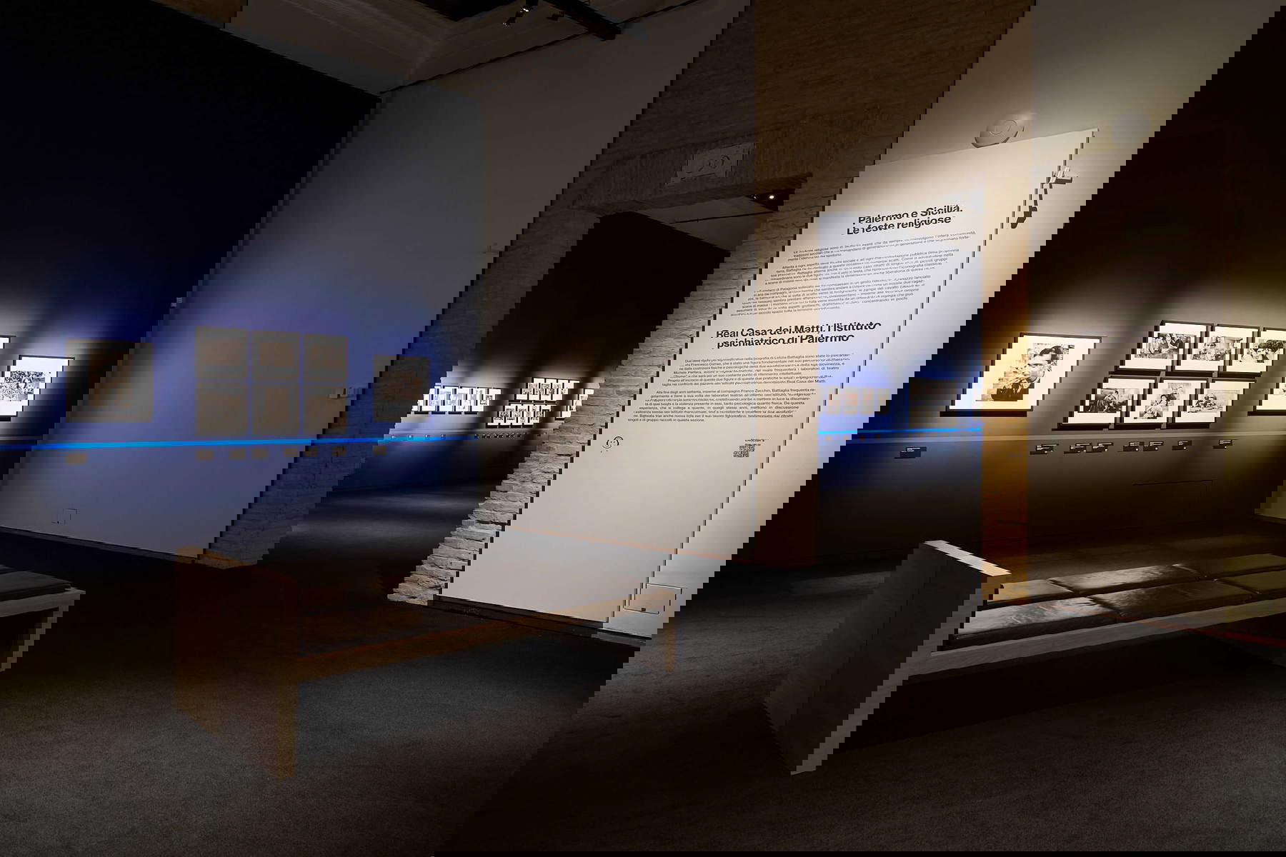 Allestimenti della mostra Letizia Battaglia. L'opera: 1970-2020, Forlì, Museo Civico San Domenico, 2025. Foto: Emanuele Rambaldi Allestimenti della mostra Letizia Battaglia. L'opera: 1970-2020, Forlì, Museo Civico San Domenico, 2025. Foto: Emanuele Rambaldi