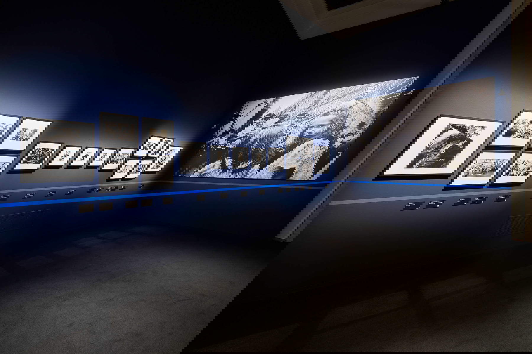 Allestimenti della mostra Letizia Battaglia. L'opera: 1970-2020, Forlì, Museo Civico San Domenico, 2025. Foto: Emanuele Rambaldi Allestimenti della mostra Letizia Battaglia. L'opera: 1970-2020, Forlì, Museo Civico San Domenico, 2025. Foto: Emanuele Rambaldi