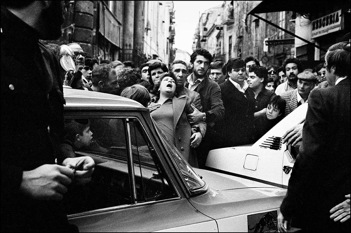 Letizia Battaglia, Boris Giuliano, capo della Squadra Mobile, sul luogo di un omicidio a Piazza del Carmine (Palermo, 1978) © Archivio Letizia Battaglia Letizia Battaglia, Boris Giuliano, capo della Squadra Mobile, sul luogo di un omicidio a Piazza del Carmine (Palermo, 1978) © Archivio Letizia Battaglia