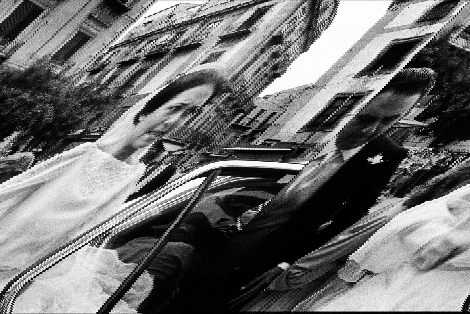 Letizia Battaglia, Casa Professa. La sposa ricca inciampa sul velo (Palermo, 1980) © Archivio Letizia Battaglia Letizia Battaglia, Casa Professa. La sposa ricca inciampa sul velo (Palermo, 1980) © Archivio Letizia Battaglia