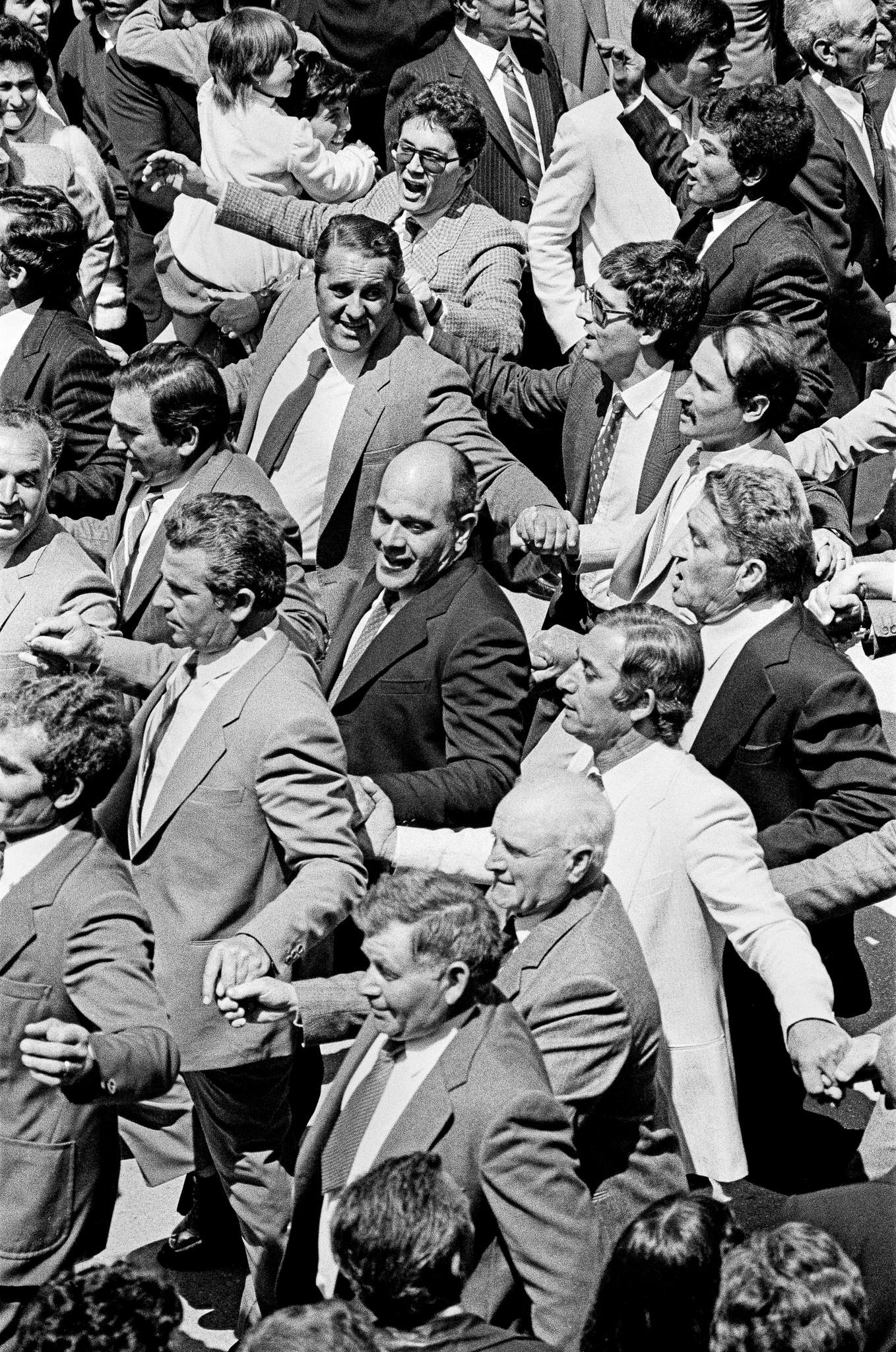 Letizia Battaglia, Domenica di Pasqua. La tradizionale corsa in cui gli uomini seguono il Cristo Risorto (Ribera, 1984) © Archivio Letizia Battaglia Letizia Battaglia, Domenica di Pasqua. La tradizionale corsa in cui gli uomini seguono il Cristo Risorto (Ribera, 1984) © Archivio Letizia Battaglia