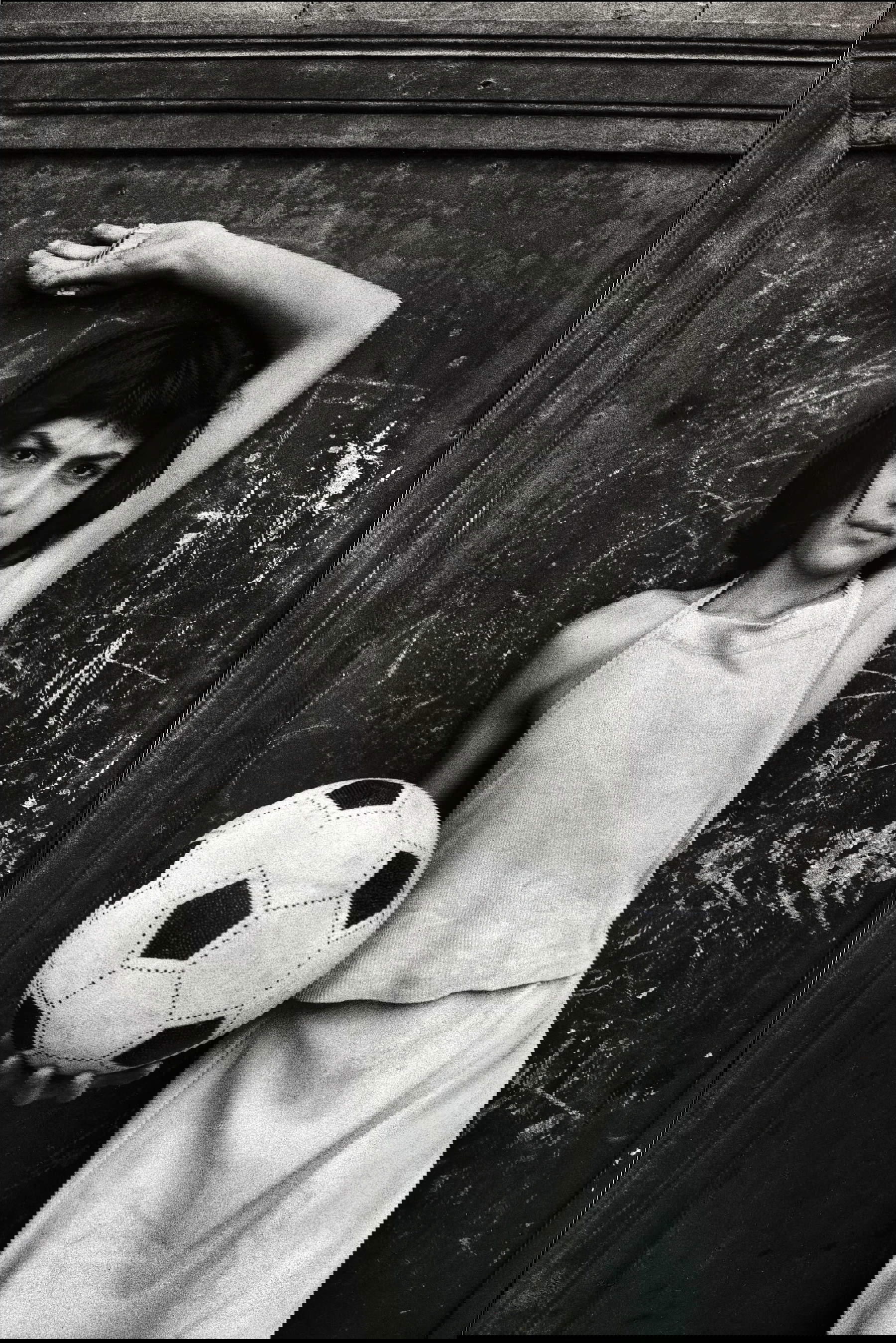 Letizia Battaglia, Quartiere Cala. La bambina con il pallone (Palermo, 1980) © Archivio Letizia Battaglia Letizia Battaglia, Quartiere Cala. La bambina con il pallone (Palermo, 1980) © Archivio Letizia Battaglia