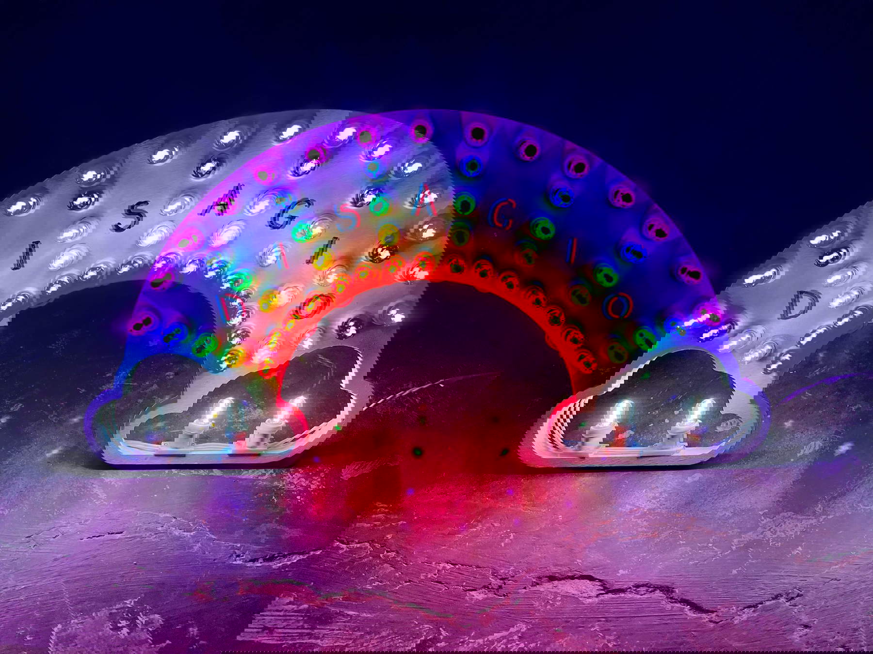 David Cesaria, Disagio (2022; luci e legno, 60 x 40 cm). Foto: Momart Gallery David Cesaria, Disagio (2022; luci e legno, 60 x 40 cm). Foto: Momart Gallery