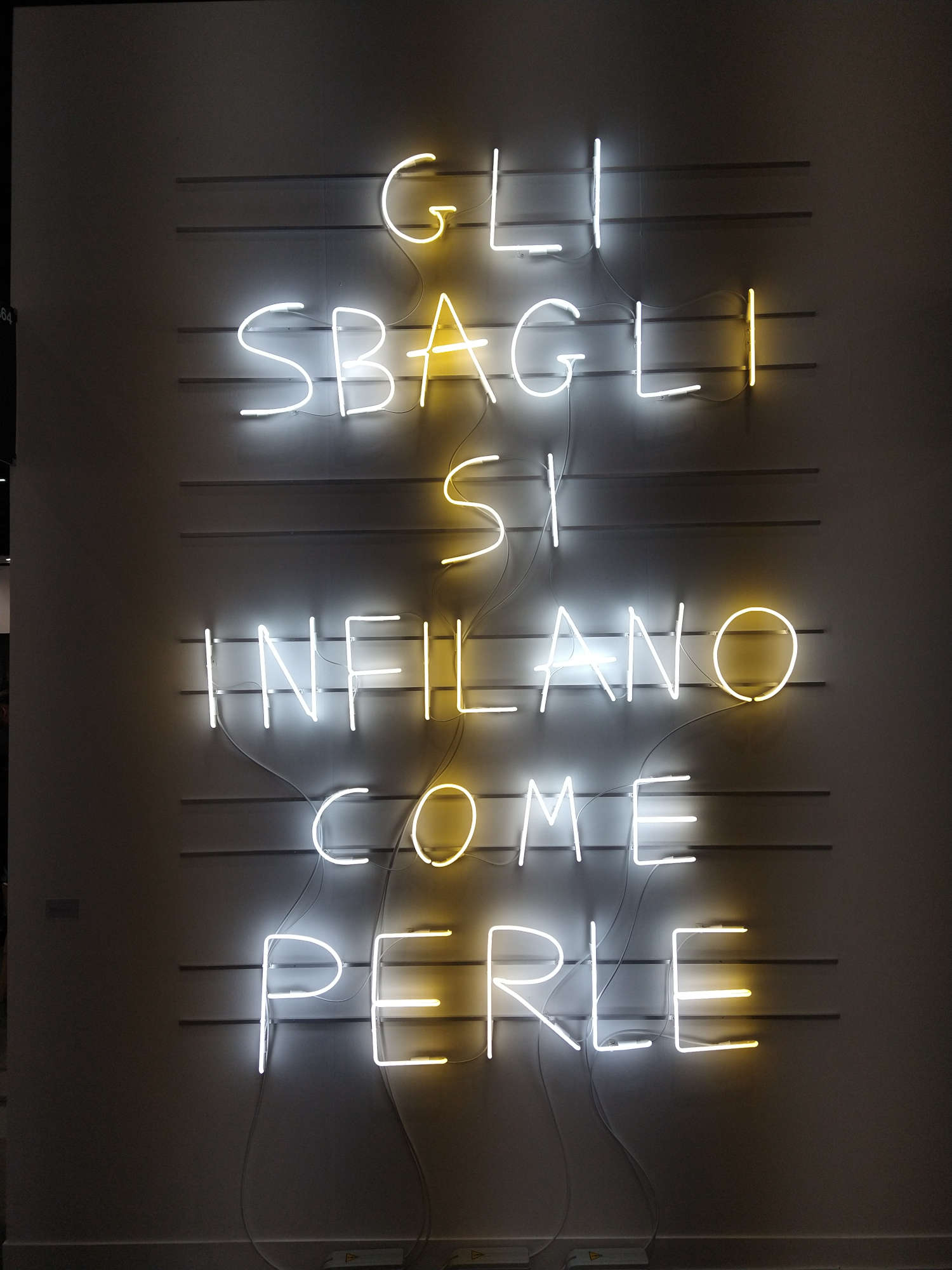 Marcello Maloberti, Gli sbagli si infilano come perle (2023). Foto: Finestre sull'Arte Marcello Maloberti, Gli sbagli si infilano come perle (2023). Foto: Finestre sull'Arte