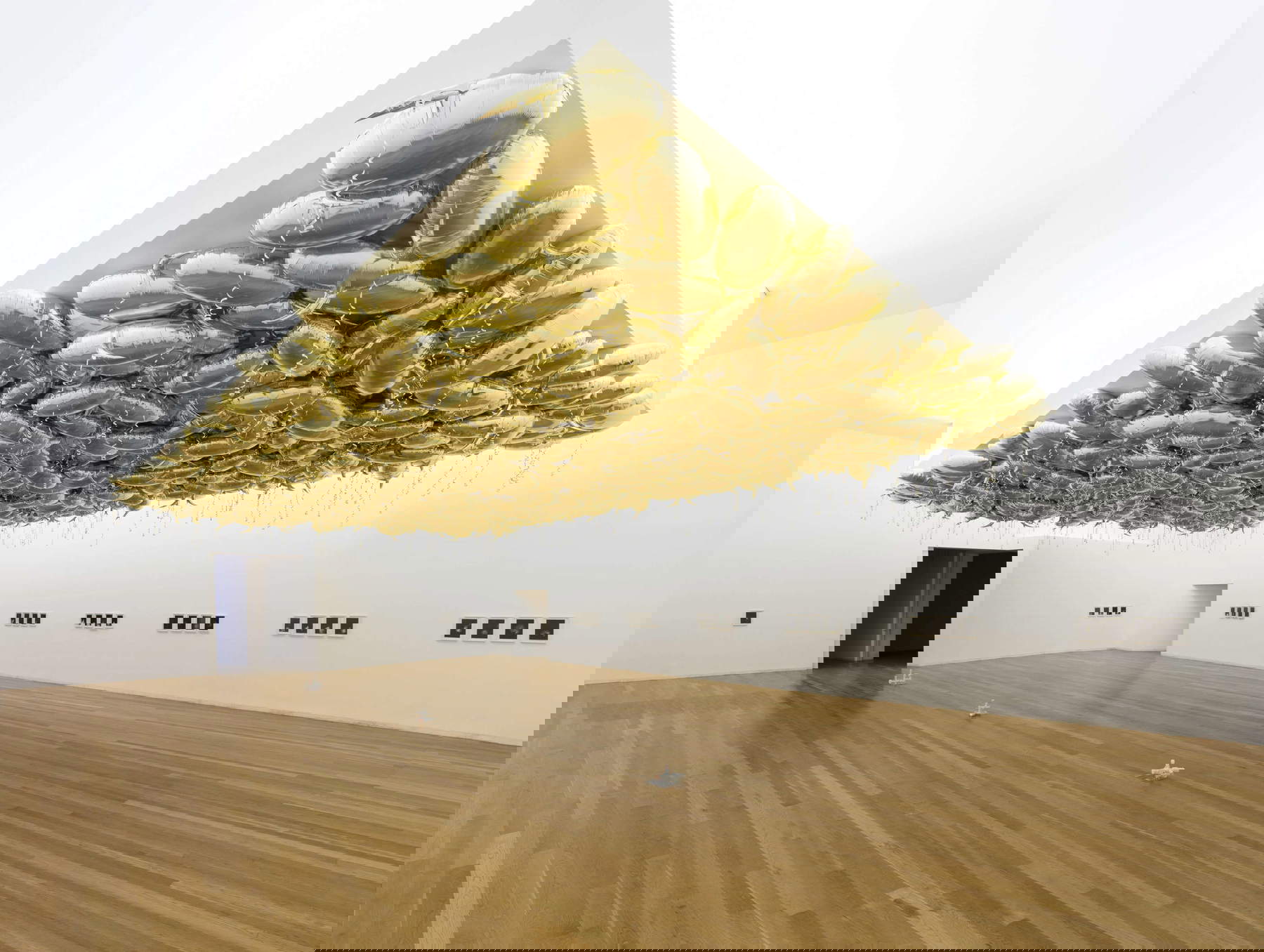 Philippe Parreno, Speech Bubbles (Gold) (2009; balloons, helium), installation view at Museo Serralves, Porto, 2017. Photo: Andrea Rossetti