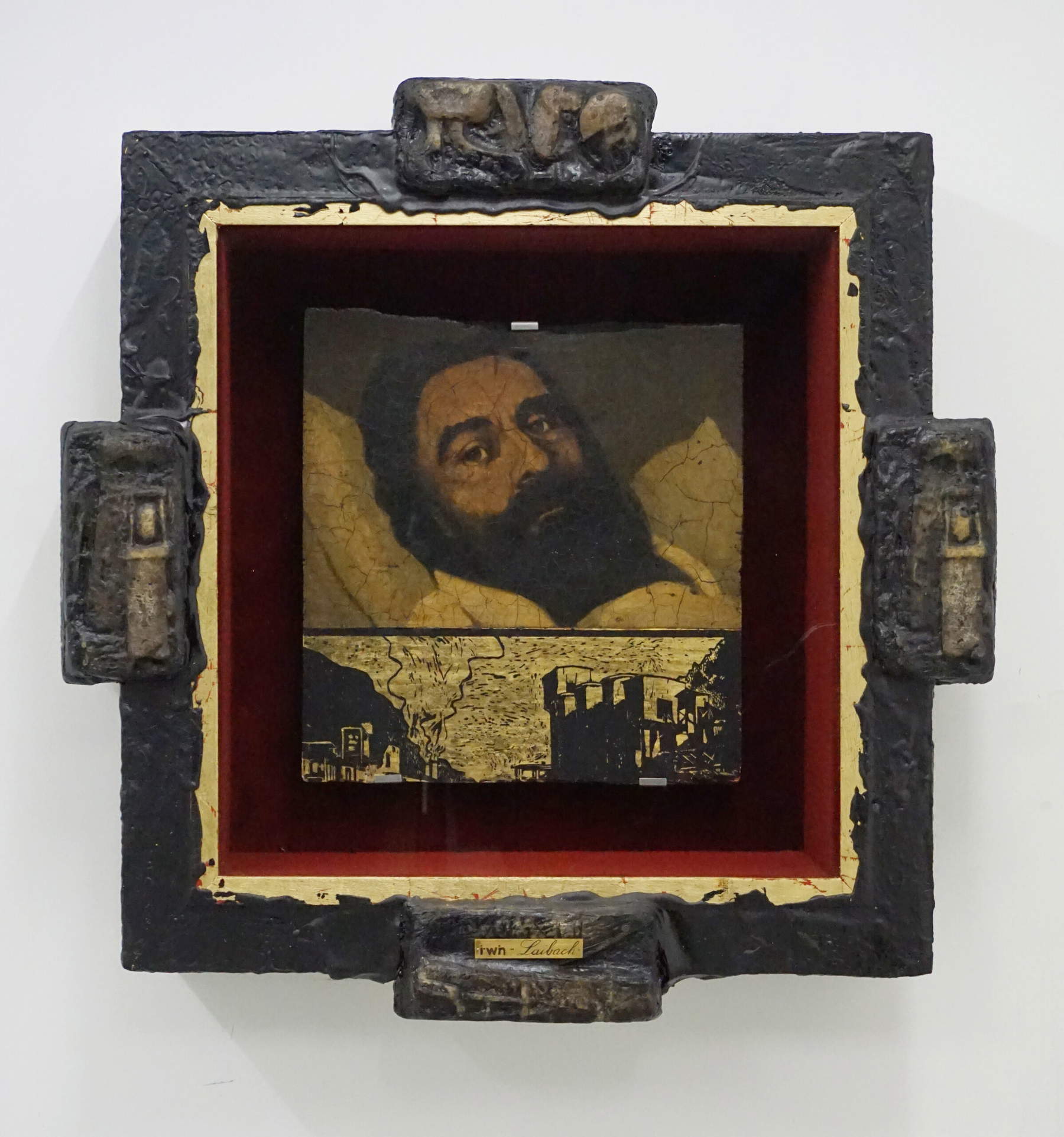 IRWIN, Ikono II (1987; madera, óleo, tela, pan de oro, tinta, 70 x 68 x 16 cm). Presentado por Gregor Podnar