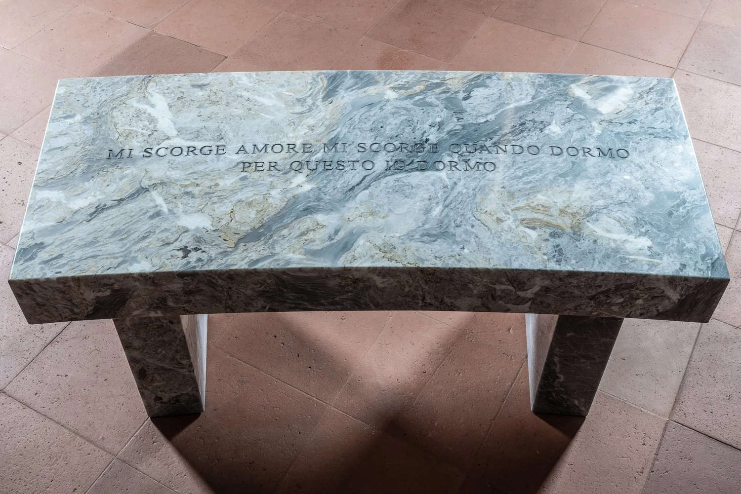 Jenny Holzer, Dormo (2019; mármol, 43,2 x 106 x 45,7 cm). Presentado por Studio Trisorio