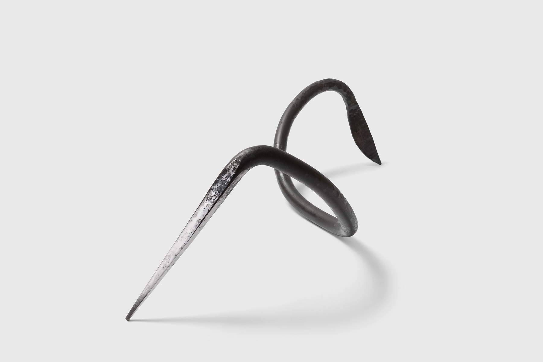 Lulu Nuti, Prequel (2025; hierro, 156 x 55 x 45 cm). Presentado por ADA