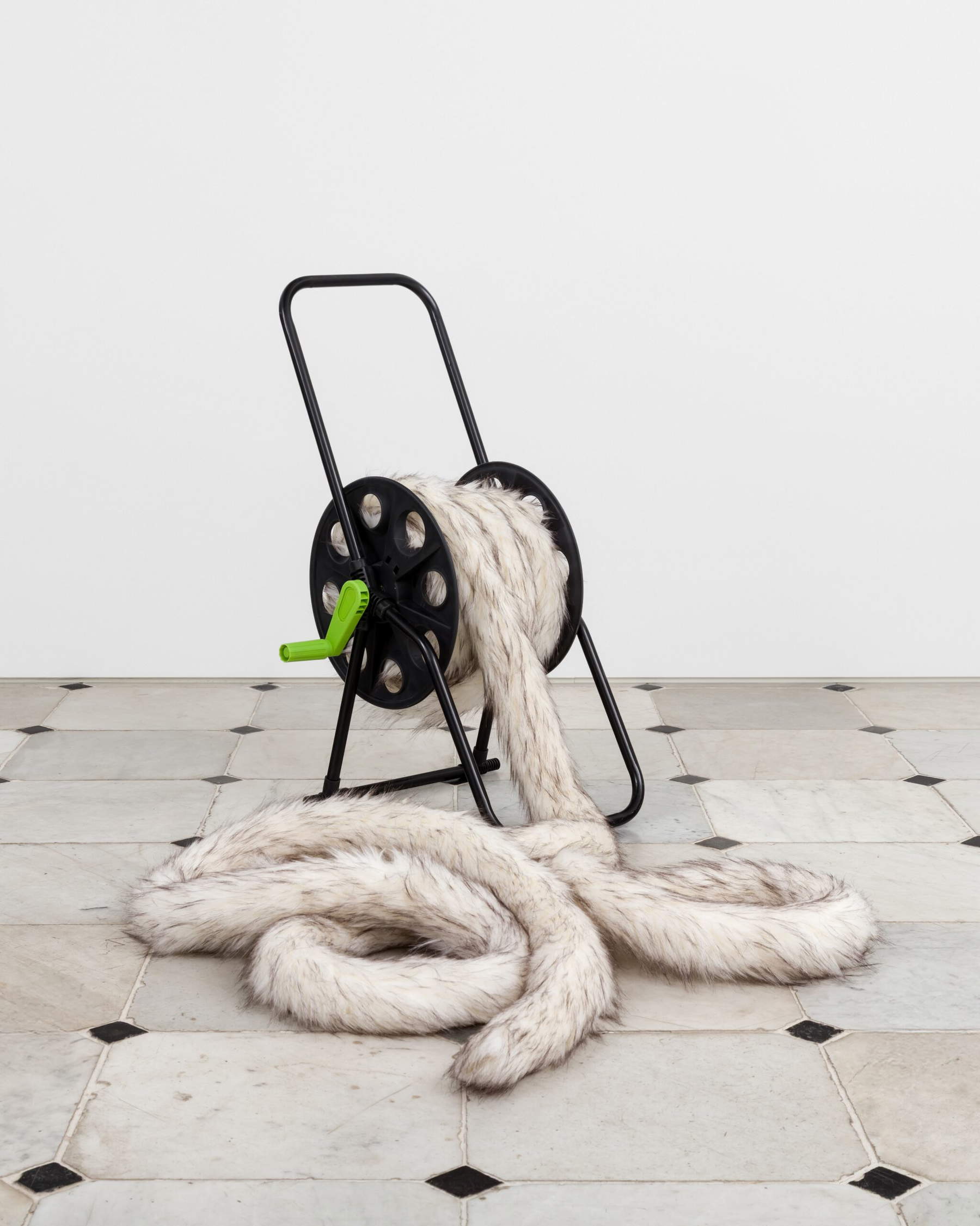 Nicole Wermers, Cola doméstica (2025; piel sintética, poliestireno, cuerda, 70 x 45 x 47-1000 cm). Presentado por Deborah Schamoni