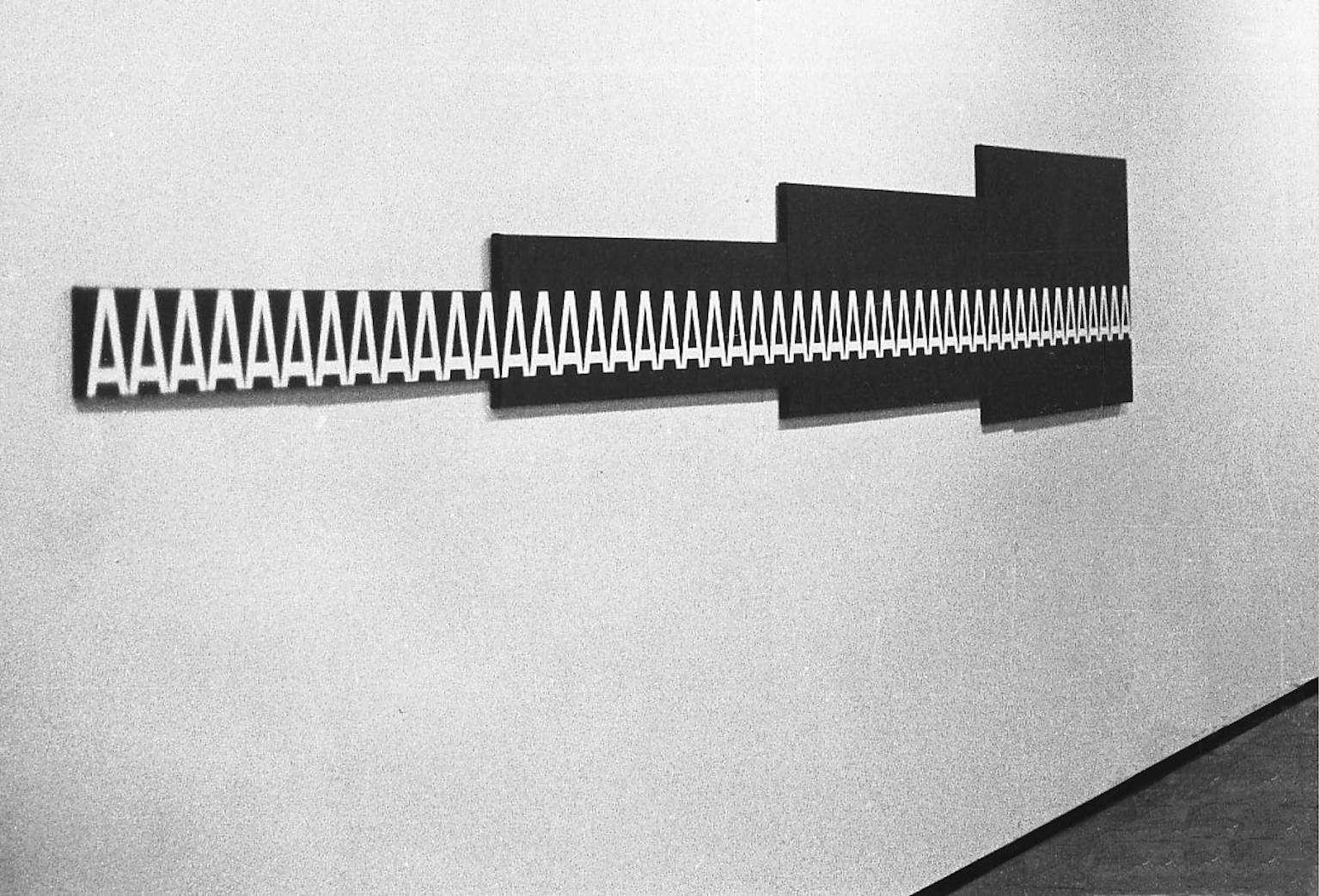 Renato Spagnoli, Informe 4 (1978; acrílico sobre 4 lienzos, 71 x 480 cm). Presentado por Gian Marco Casini