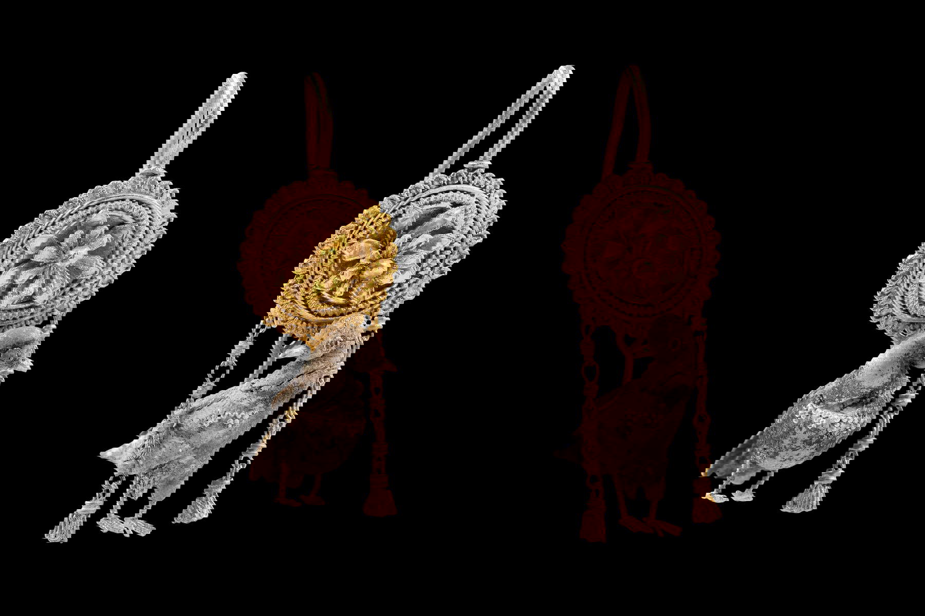 Ohrringe aus Gold und Glaspaste, gefunden in Taranto 1934 (Ori di Taranto, 2.-3. Jahrhundert v. Chr.)