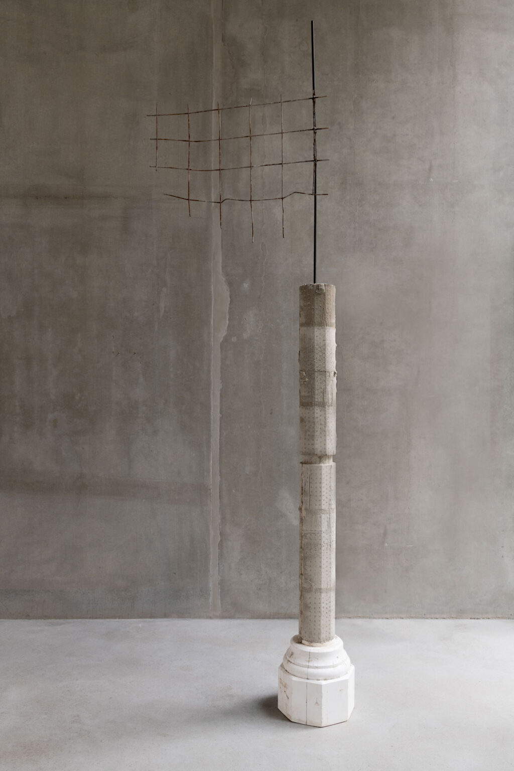 Jesse Darling, Corpus (2022; Beton, Stahl, Polystyrol, 317 x 86 x 33 cm)