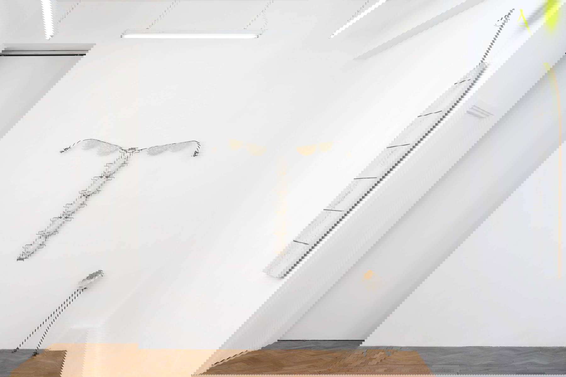 Jesse Darling, Blick auf die Ausstellung On our knees (2024), London, Arcadia Missa Gallery. Foto: Arcadia Missa