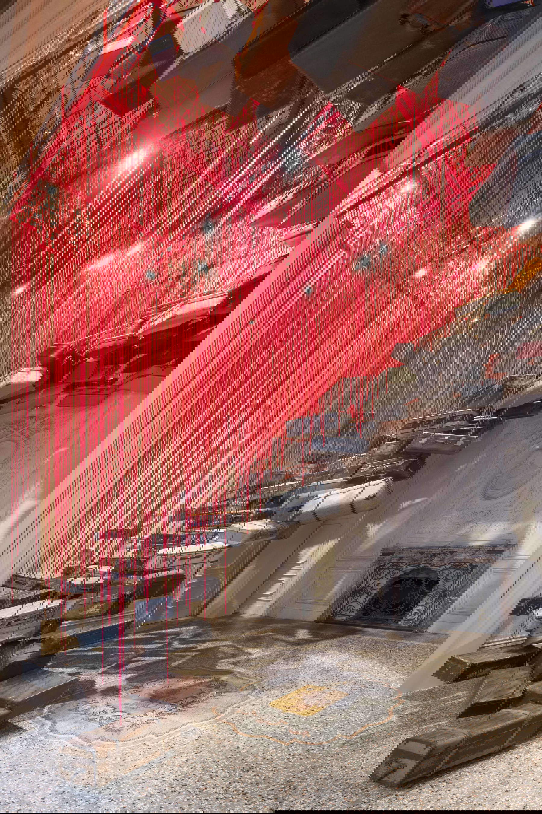 Chiharu Shiota, Accumulation - Searching for the Destination (2014-2025; maletas, motores, cuerda roja, dimensiones variables). Vista de la instalación en la exposición Chiharu Shiota: The Soul Trembles, MAO Museo d'Arte Orientale, Turín, 2025. Foto: Giorgio Perottino. Cortesía del MAO Museo d'Arte Orientale