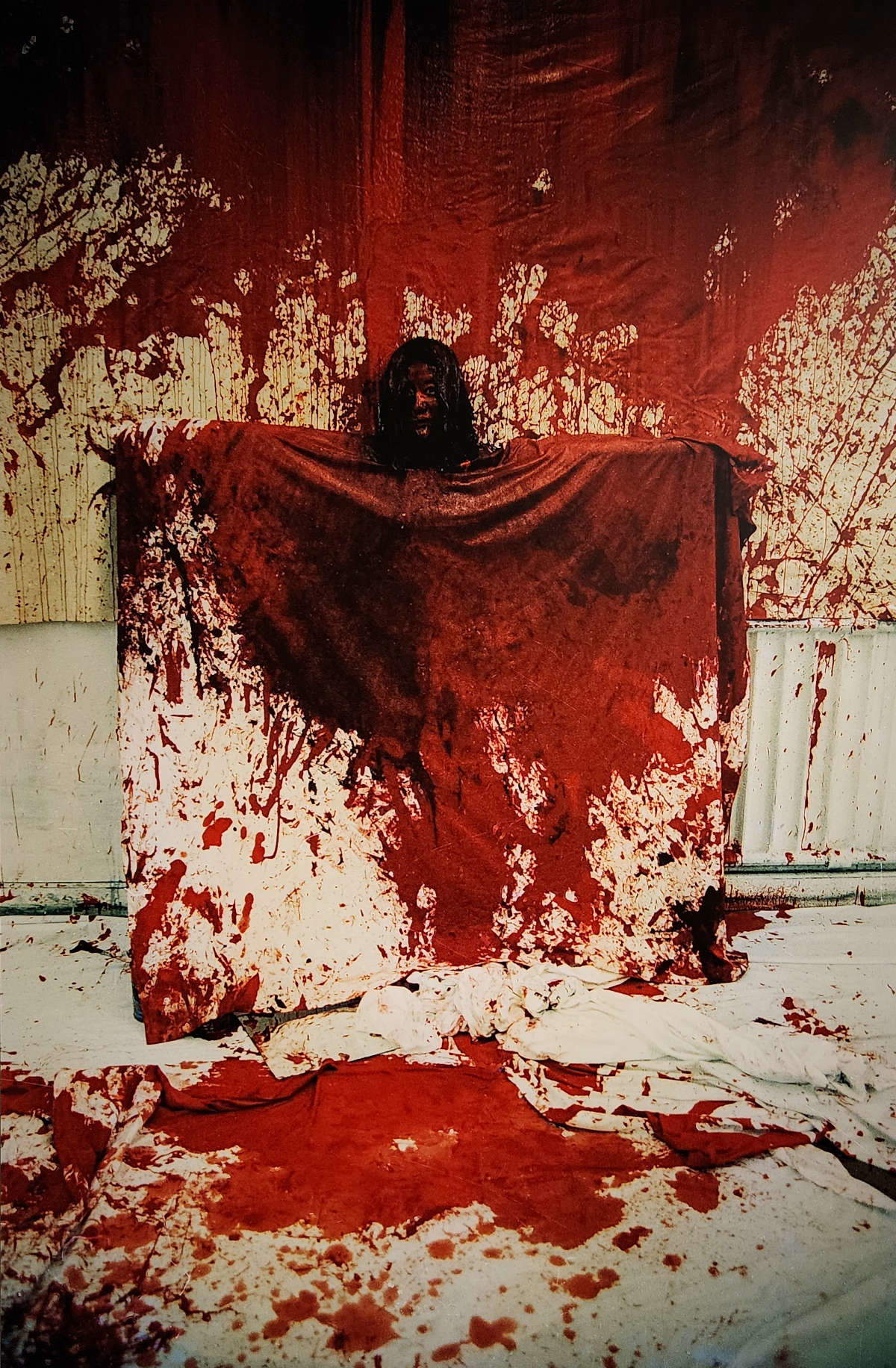 Chiharu Shiota, Becoming painting (1994; performance, instalación, impresiones digitales, foto: Ben Stone)