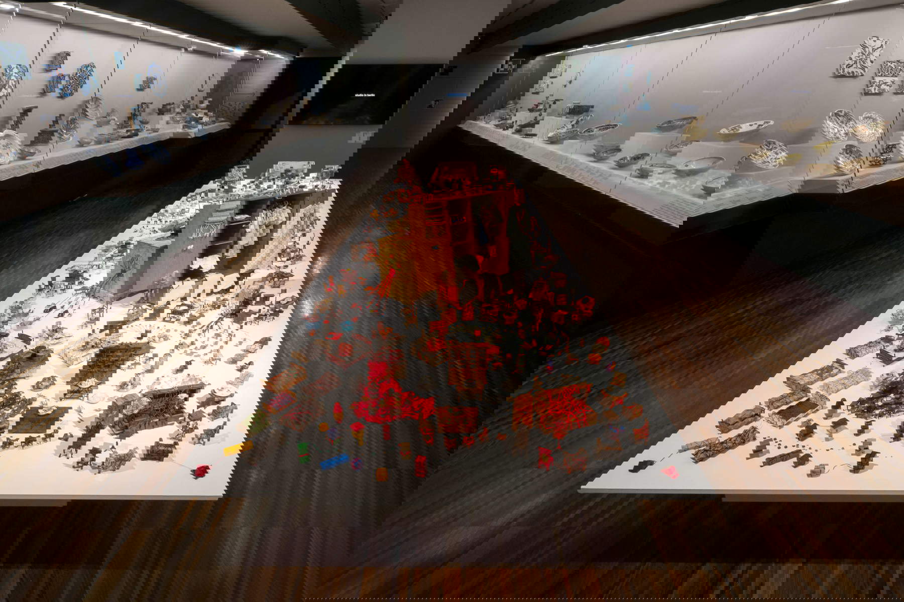 Chiharu Shiota, Conectando pequeños recuerdos (2019; técnica mixta, dimensiones variables). Vista de la instalación en la exposición Chiharu Shiota: The Soul Trembles, MAO Museo d'Arte Orientale, Turín, Italia, 2025.  Fotografía: Giorgio Perottino. Cortesía de MAO Museo d'Arte Orientale.