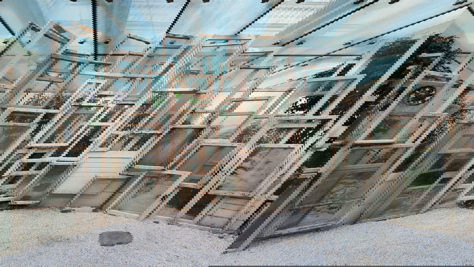 Chiharu Shiota, Inside - Outside (2019; marcos de ventana, dimensiones variables). Vista de la instalación en la exposición Chiharu Shiota: The Soul Trembles, MAO Museo d'Arte Orientale, Turín, Italia, 2025. Foto: Finestre Sull'Arte