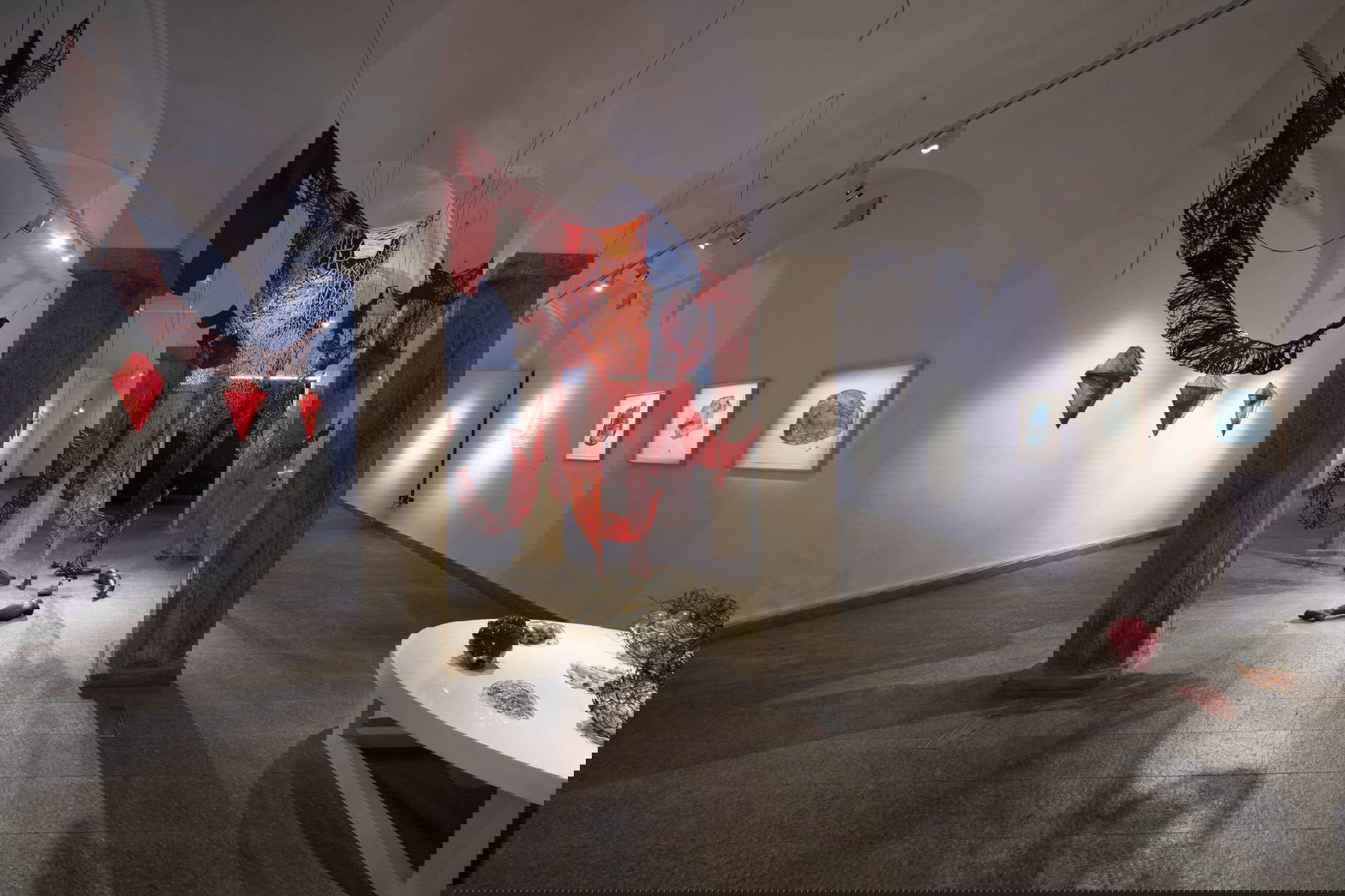 Chiharu Shiota, Fuera de mi cuerpo (2019; cuero, bronce, dimensiones variables). Vista de la instalación en la exposición Chiharu Shiota: The Soul Trembles, MAO Museo d'Arte Orientale, Turín, Italia, 2025. Fotografía: Giorgio Perottino. Cortesía de MAO Museo d'Arte Orientale.