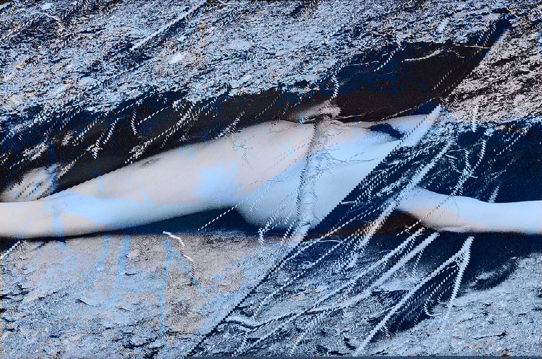 Chiharu Shiota, Try and go home (1997; performance, fotografías digitales editadas en vídeo desplazable, foto Frank Begemann)