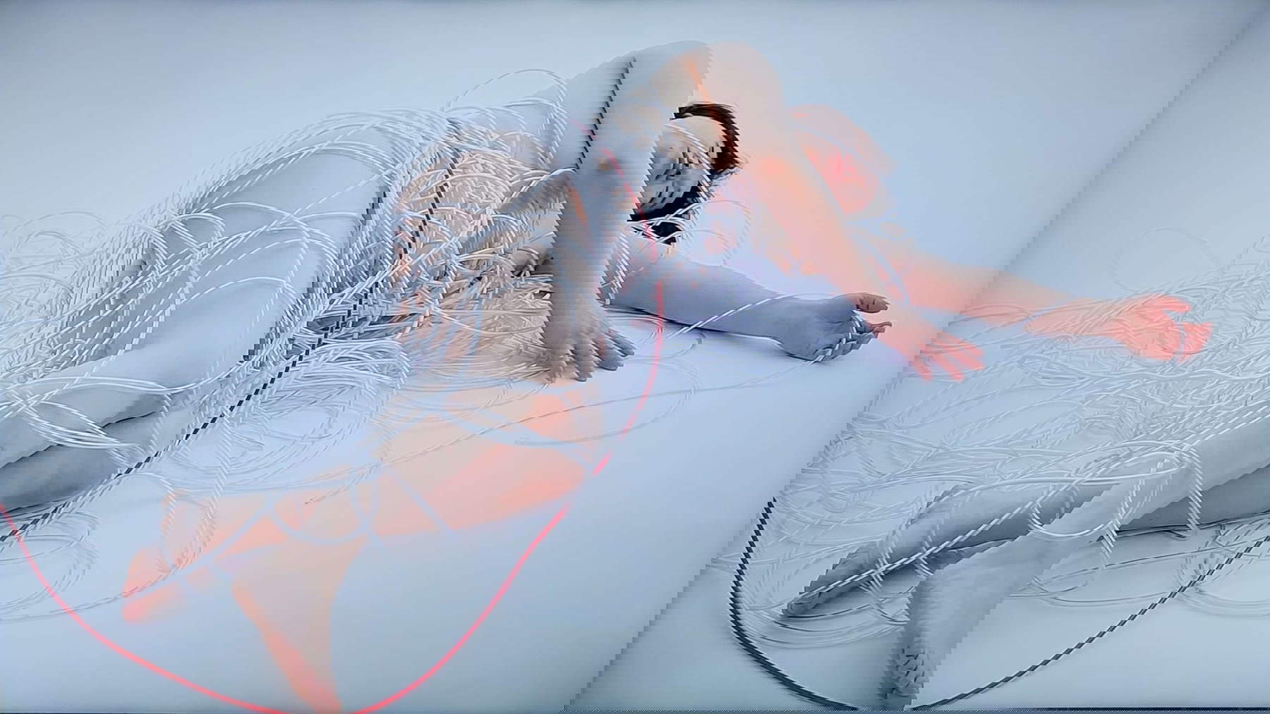 Chiharu Shiota, Wall (2010; vídeo de alta definición, color, sonido, duración 3'39''; Colección del artista)