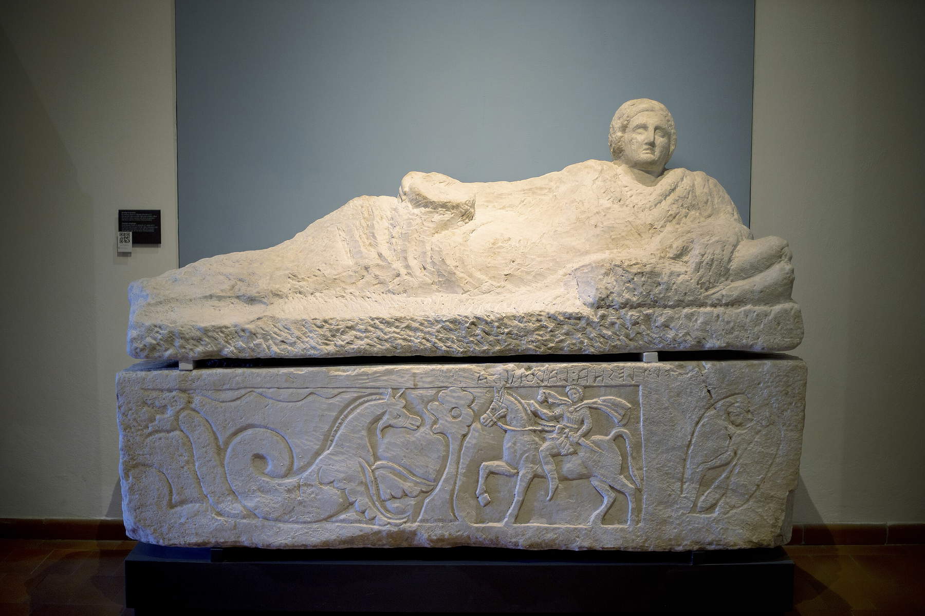 Arte etrusca, Sarcofago con rilievo raffigurante cavallo e cavaliere (II secolo a.C.; travertino; Chiusi, Museo Archeologico Nazionale)