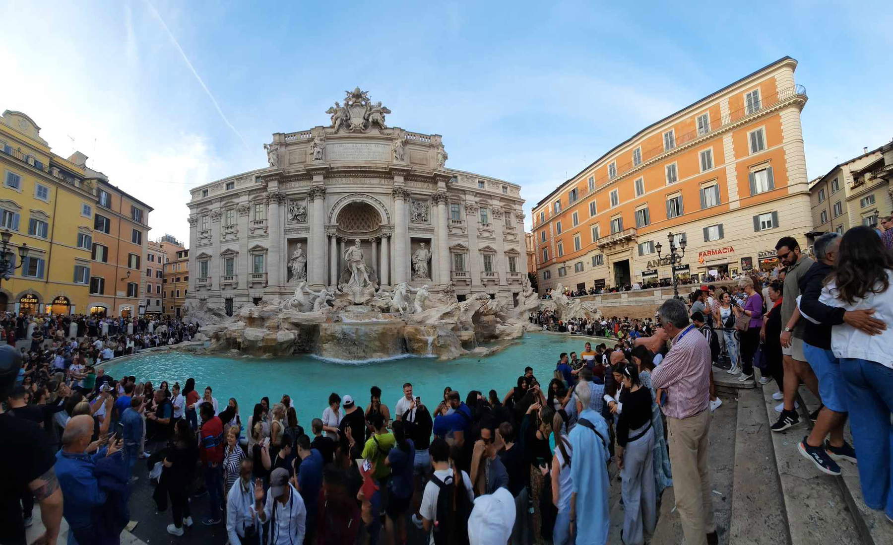 Turisti alla Fontana di Trevi. Foto: Wikimedia Commons/Giorgio89
