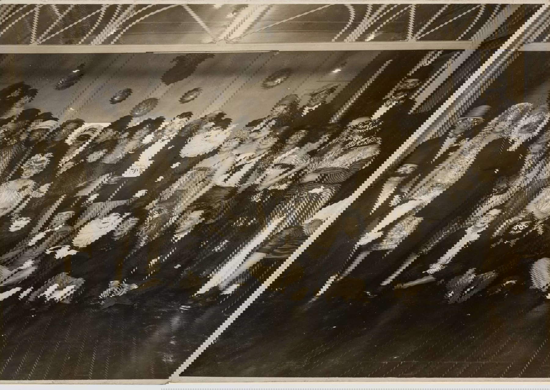 Marc Louis Ren&eacute; Vaux, Bal des noces d'argent à la Galerie B. Weill au restaurant Dagorno à La Villette, 28 décembre 1926 : au centre, Berthe Weill portant un monocle (photographie, 16,1 &times; 29 cm ; Collection particulière). Photos : Mus&eacute;e d'Orsay/ Allison Bellido / &copy; Centre Pompidou - MNAM / CCI - Biblioth&egrave;que Kandinsky