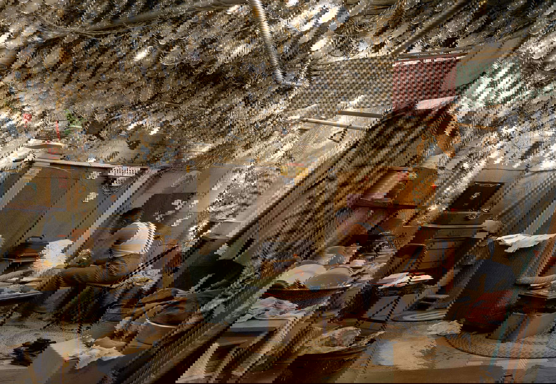 Jeff Wall, After 'Invisible Man' by Ralph Ellison, the Prologue (1999-2001 ; lightbox 174 x 250.5). Avec l'aimable autorisation de l'artiste