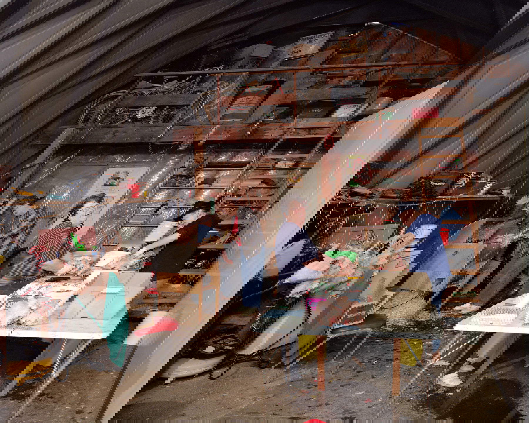 Jeff Wall, Dressing Poultry (2007 ; caisson lumineux, 201,5 x 252 x 20 cm) &copy; Jeff Wall. Avec l'autorisation de Cranford Collection, Londres