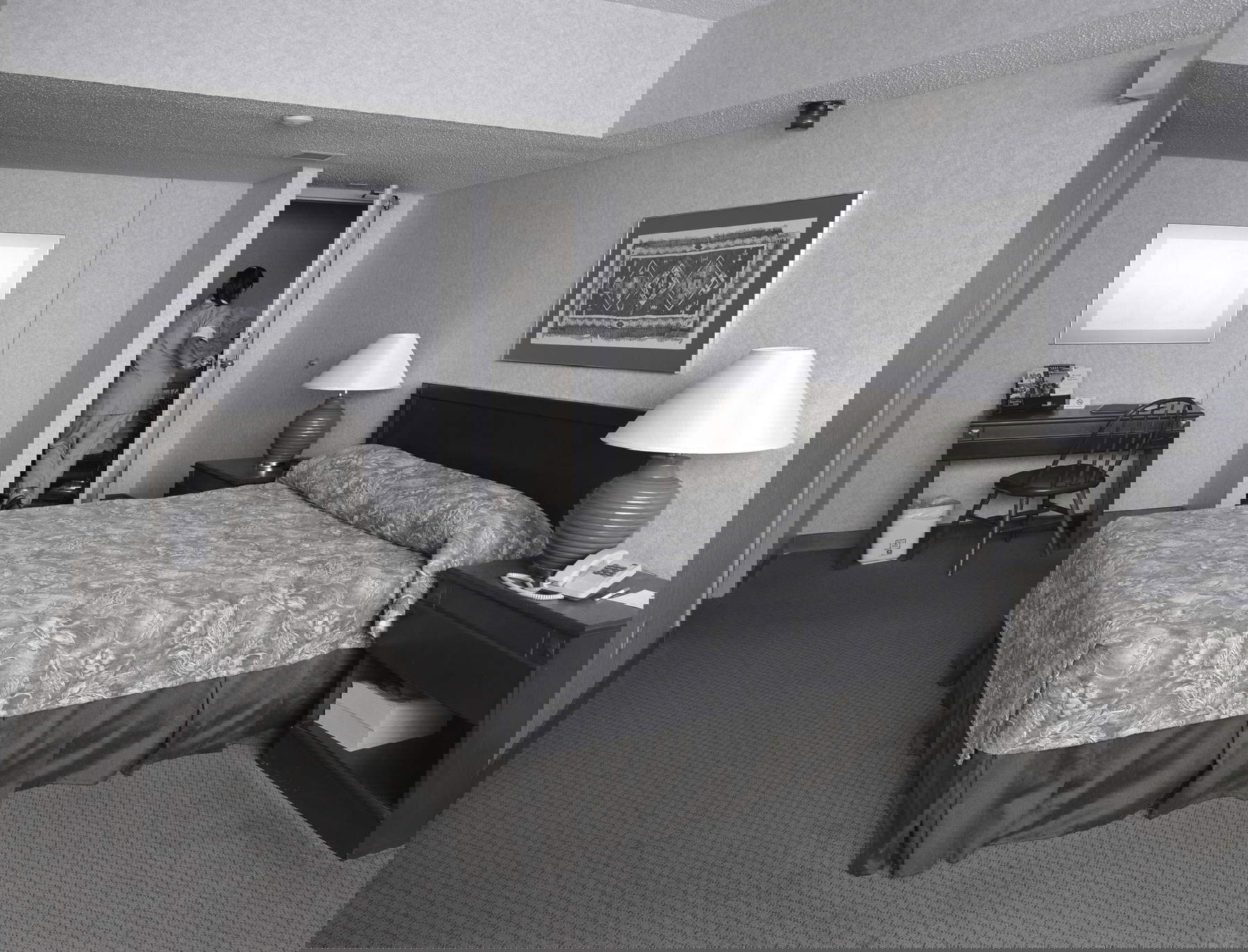 Jeff Wall, Housekeeping (1996 ; épreuve à la gélatine argentique, 200 x 262 cm) &copy; Jeff Wall. Avec l'aimable autorisation de Hauser &amp; Wirth