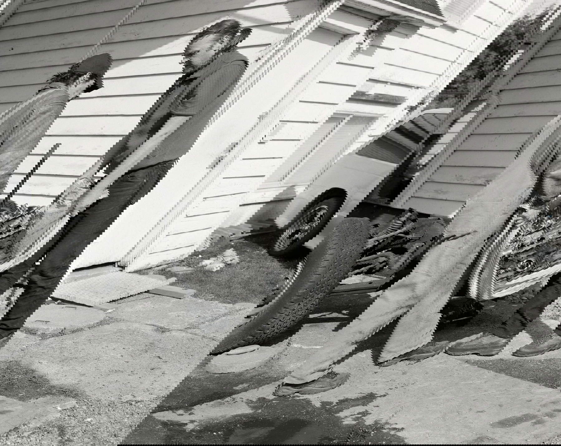 Jeff Wall, Men move an engine block (2008 ; épreuve à la gélatine argentique, 136 x 174 cm) &copy; Jeff Wall. Avec l'autorisation de l'artiste et de White Cube.