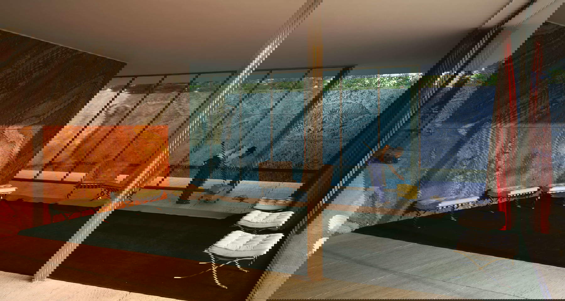 Jeff Wall, Morning Cleaning, Fondation Mies van der Rohe, Barcelone (1999 ; caisson lumineux, 187 x 351 cm). Avec l'autorisation de l'artiste