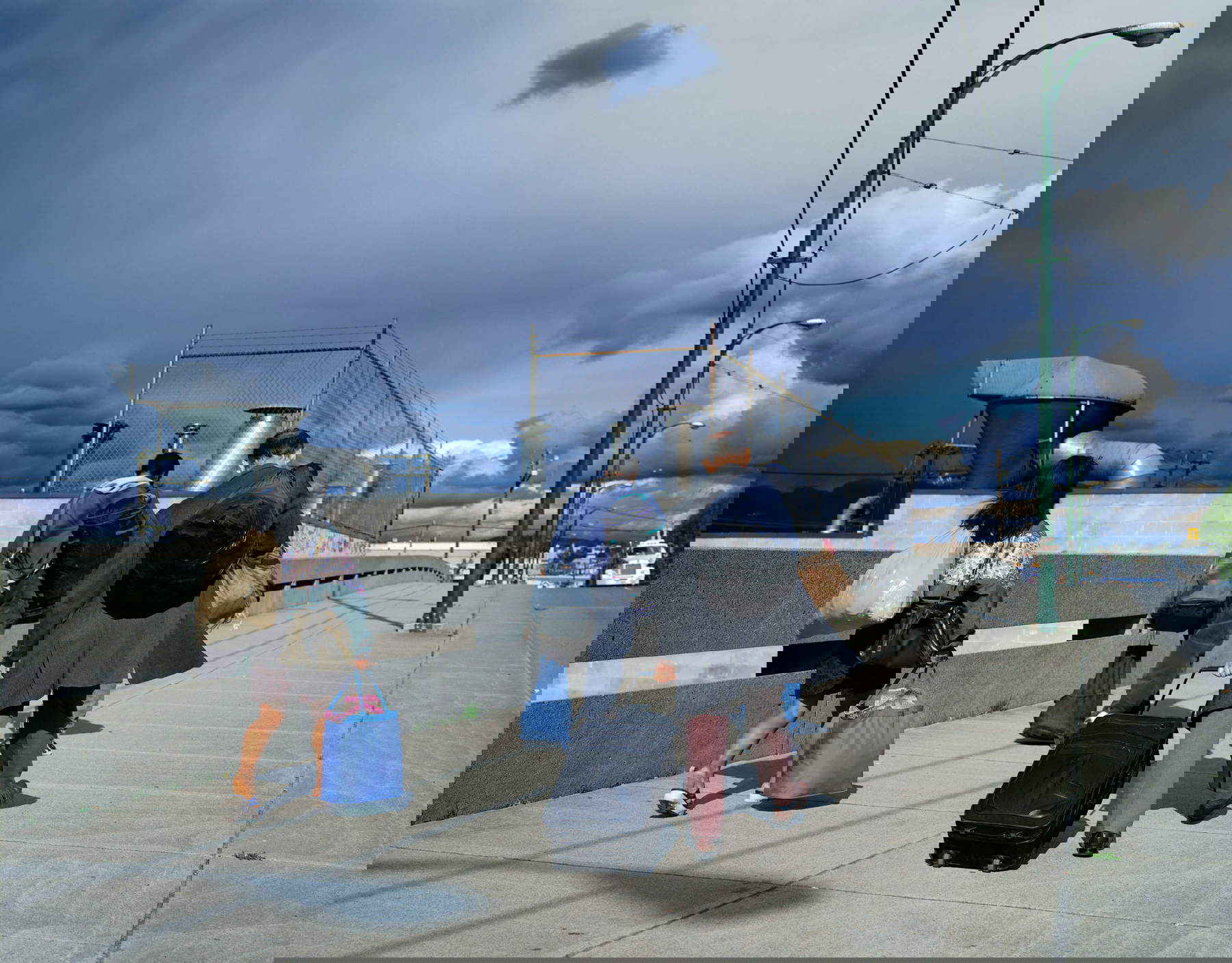 Jeff Wall, Overpass (2001 ; caisson lumineux, 233,7 x 292,7 x 29,8 cm) (encadré) &copy; Jeff Wall. Avec l'aimable autorisation de Gagosian Private Collection.