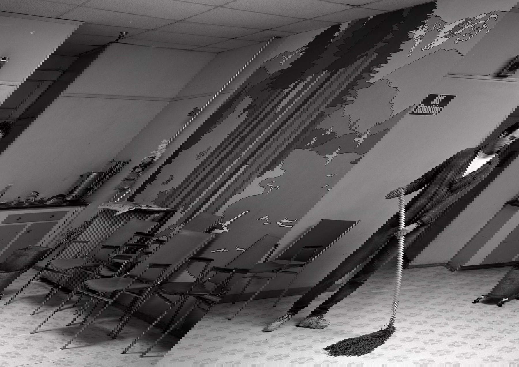 Jeff Wall, Volunteer (1996 ; épreuve à la gélatine argentique, 221,62 x 313,06 cm) &copy; Jeff Wall. Avec l'aimable autorisation du Glenstone Museum