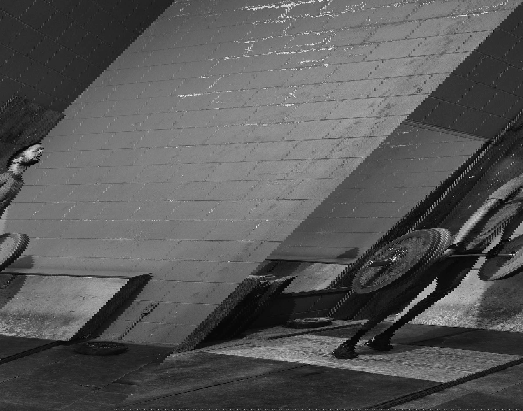 Jeff Wall, Haltérophile (2015 ; épreuve à la gélatine argentique, 239 x 300,5 cm) &copy; Jeff Wall. Avec l'aimable autorisation de Gagosian