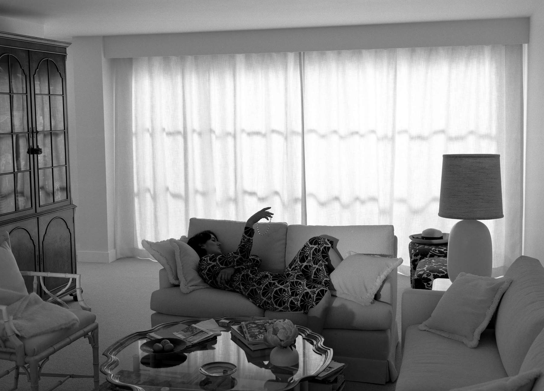 Jeff Wall, Woman with a necklace (2021 ; épreuve à la gélatine argentique, 163,6 x 227,6 cm). Avec l'aimable autorisation de l'artiste