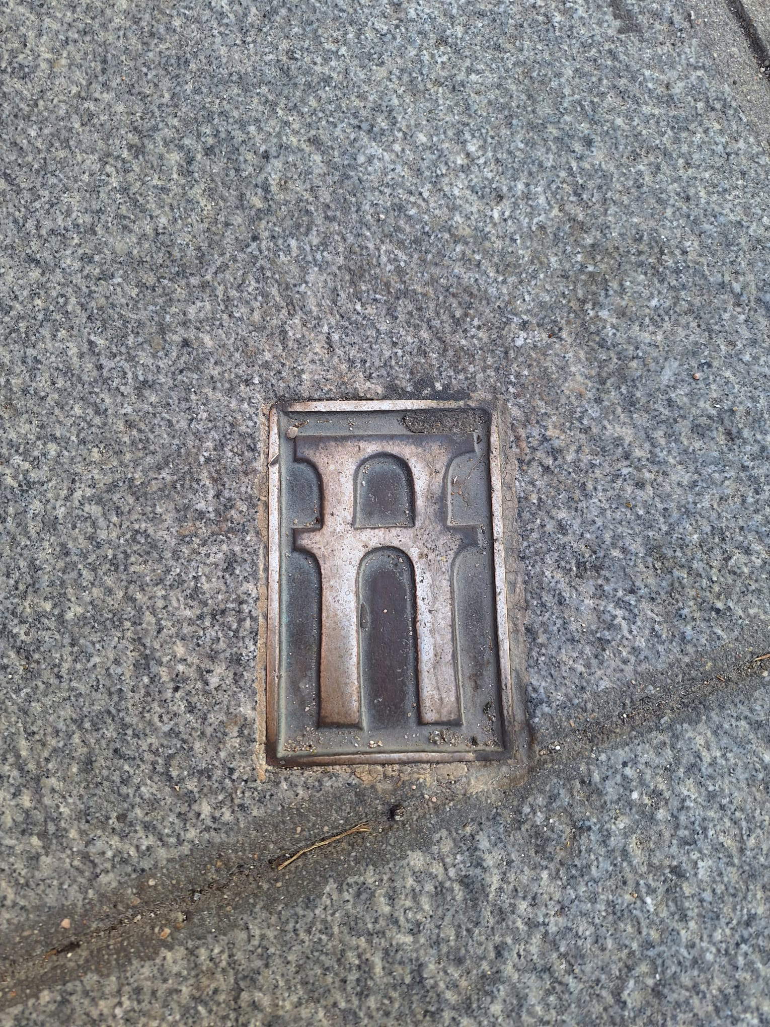 Segovia, un simbolo sul terreno che indica il percorso dell&rsquo;acquedotto. Foto: Finestre sull&rsquo;Arte