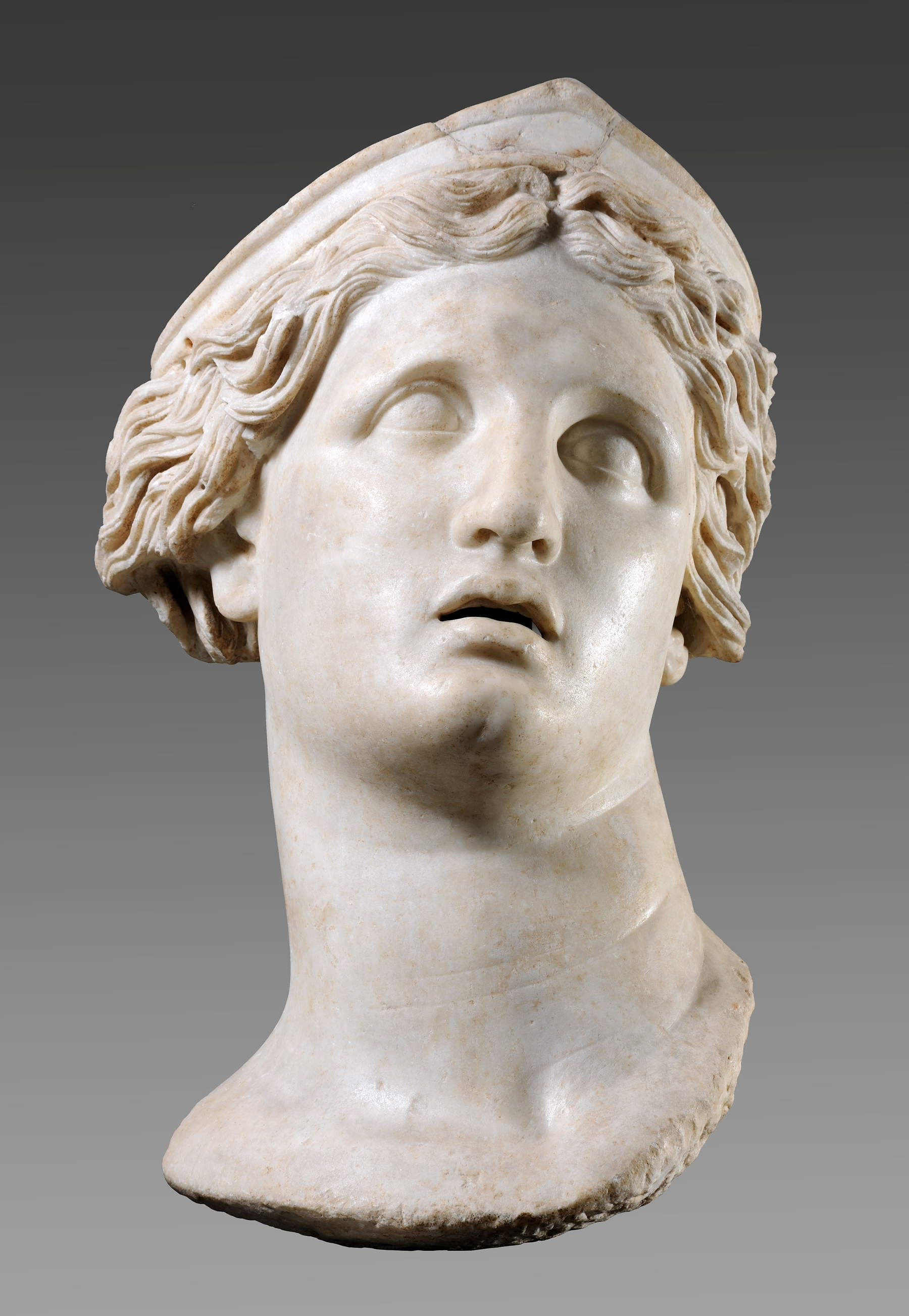 Acrolito di Alba (testa femminile colossale) (Fine II secolo a.C.; marmo, 83x47 cm). Su concessione del Mic - Musei Reali, Museo di Antichità.