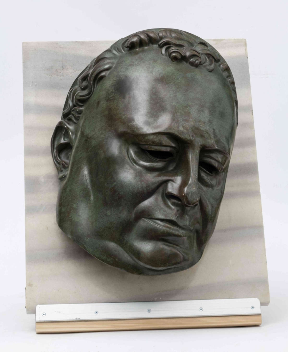 Adolfo Wildt, Masque de Cesare Sarfatti (1928 ; bronze poli, ciselé et patiné, 44,7 x 32,8 x 19,4 cm sur socle de marbre posthume) Adolfo Wildt, Masque de Cesare Sarfatti (1928 ; bronze poli, ciselé et patiné, 44,7 x 32,8 x 19,4 cm sur socle de marbre posthume)